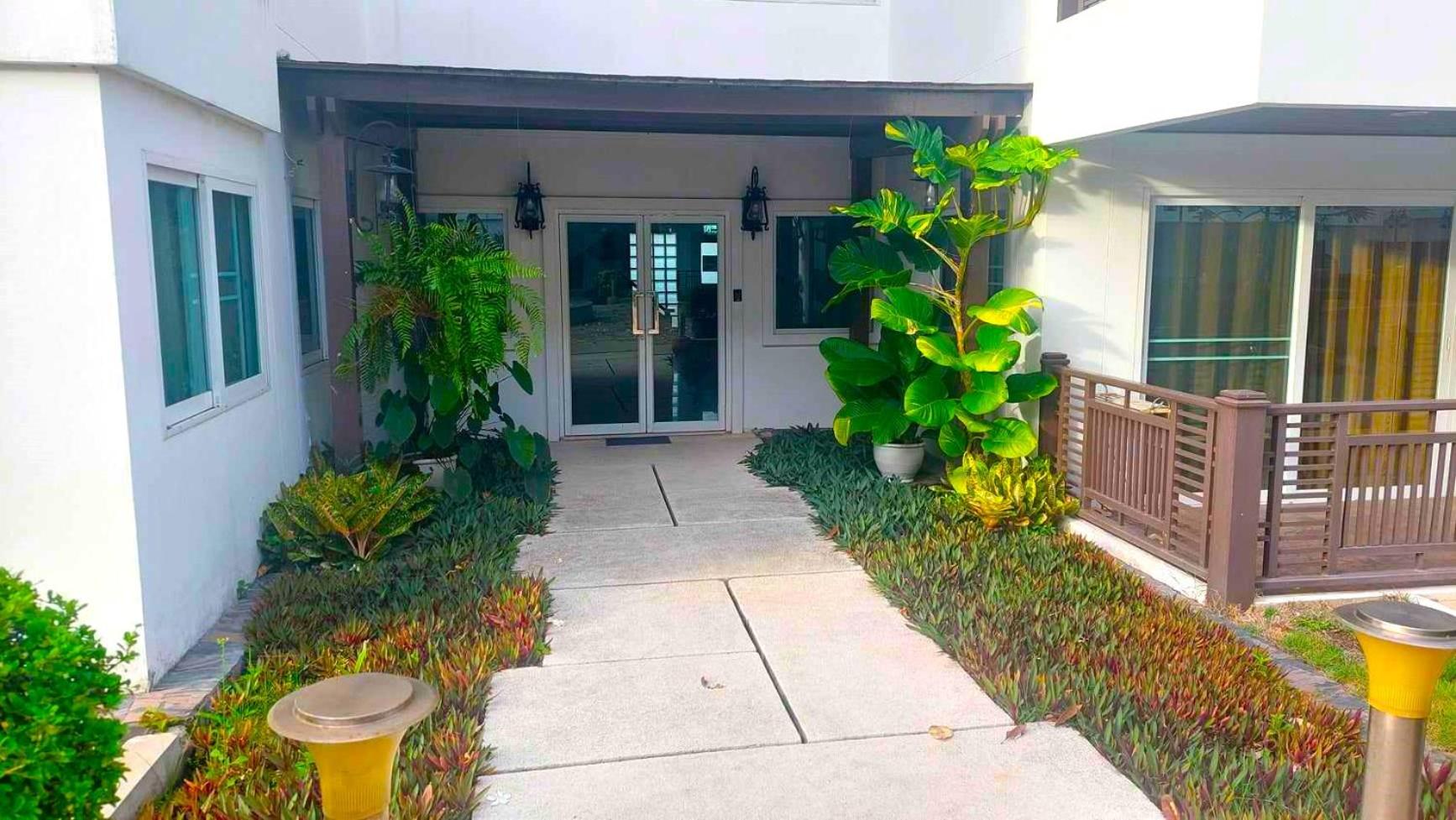 Beachfront Apartment with Balcony, Sea View & Pool View - Cha Am - Hua Hin