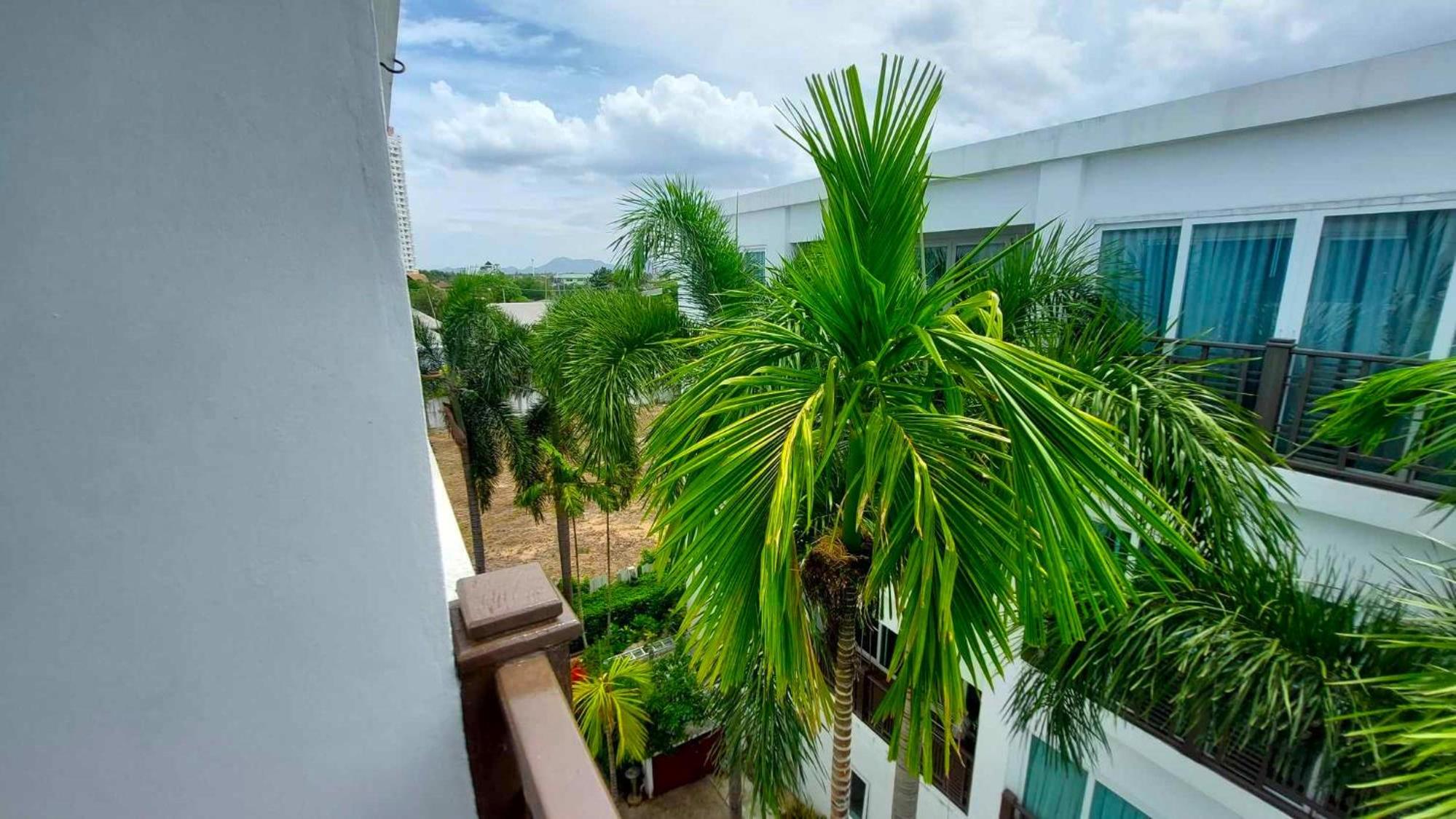 Beachfront Apartment with Balcony, Sea View & Pool View - Cha Am - Hua Hin