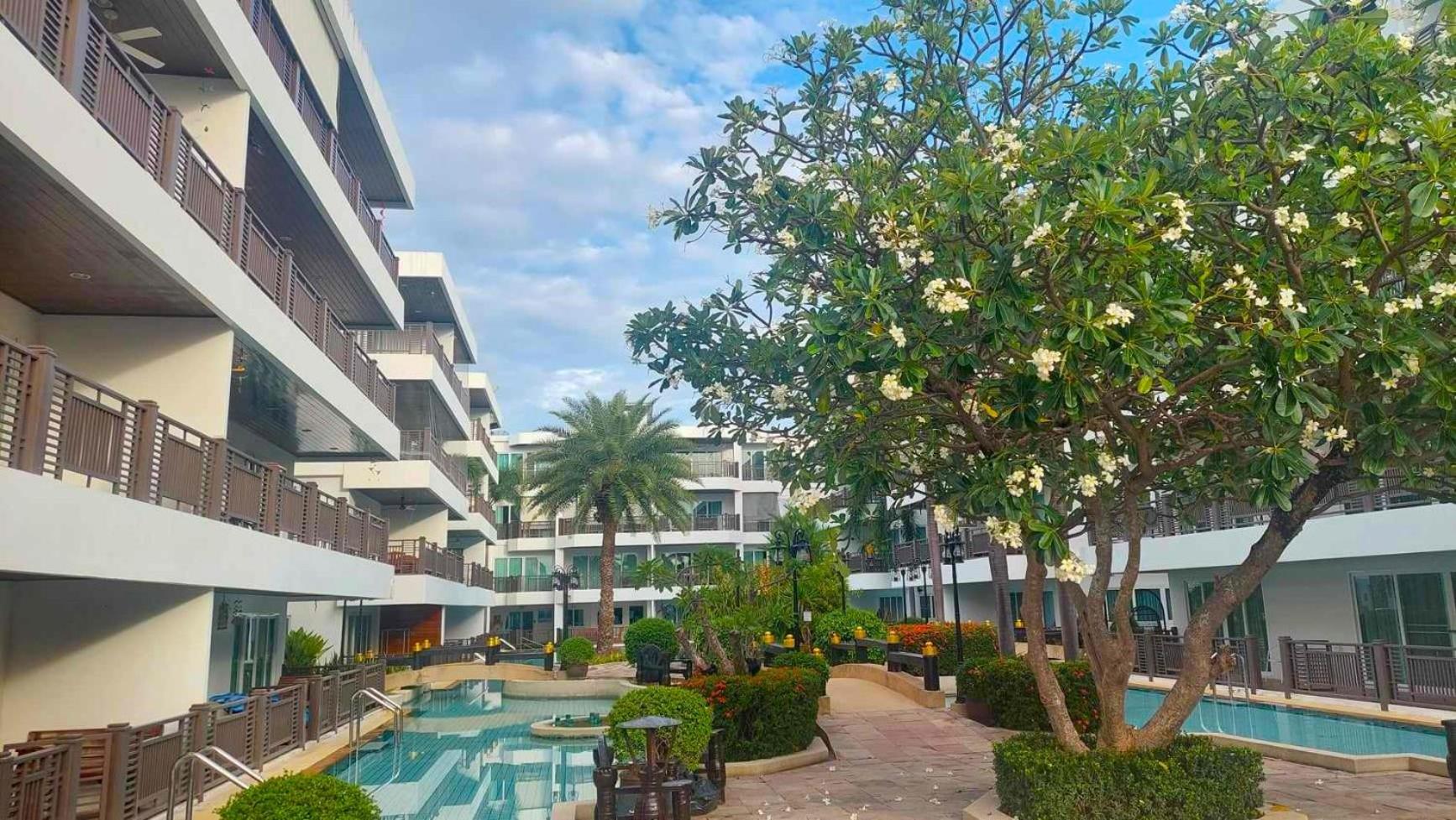 Beachfront Apartment with Balcony, Sea View & Pool View - Cha Am - Hua Hin