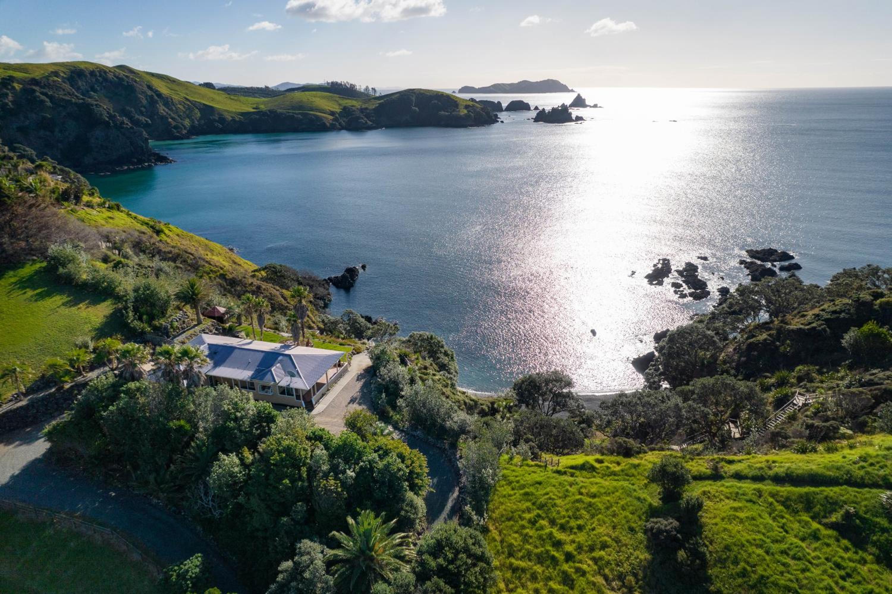Seascape Point - Mahinepua Bay Clifftop Retreat view 2