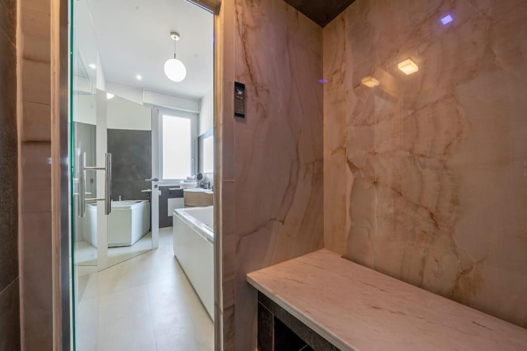 [Via Indipendenza] – Attico di lusso con Piscina photo 3
