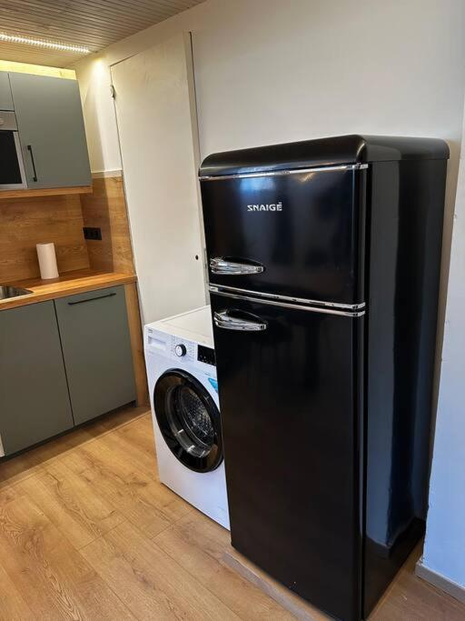 Contemporary Studio + free parking view 2
