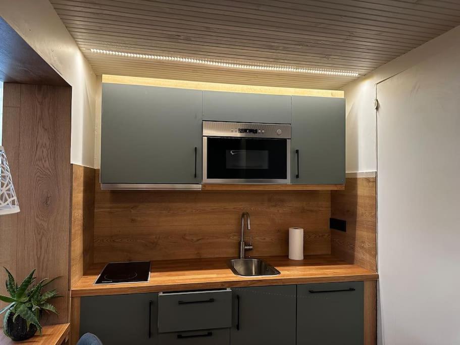 Contemporary Studio + free parking view 3