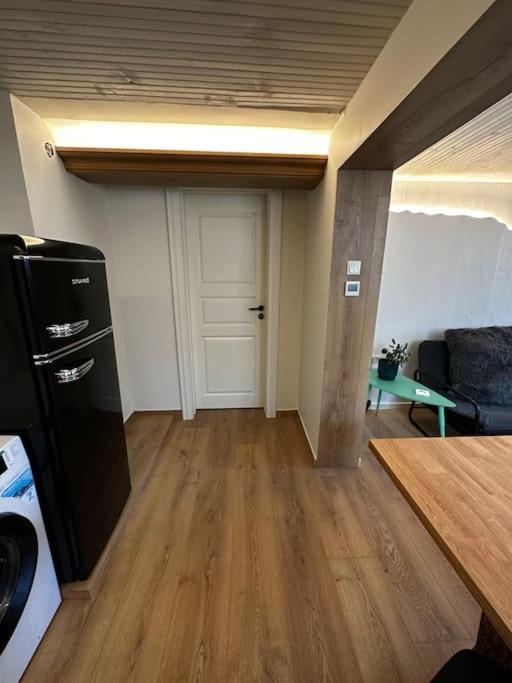 Contemporary Studio + free parking view 4