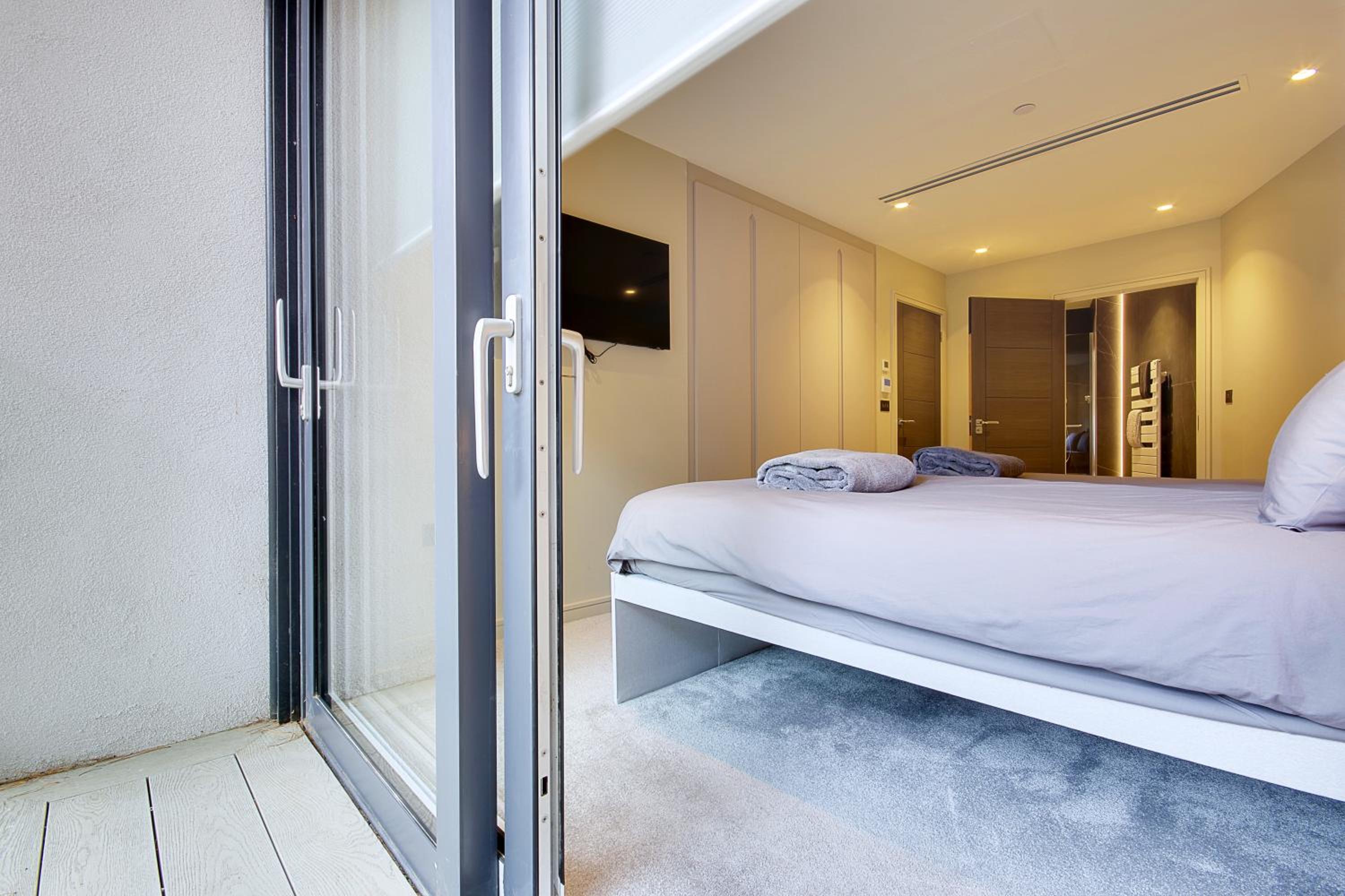 Luxury 2 bed 2 bath Apartment view 2