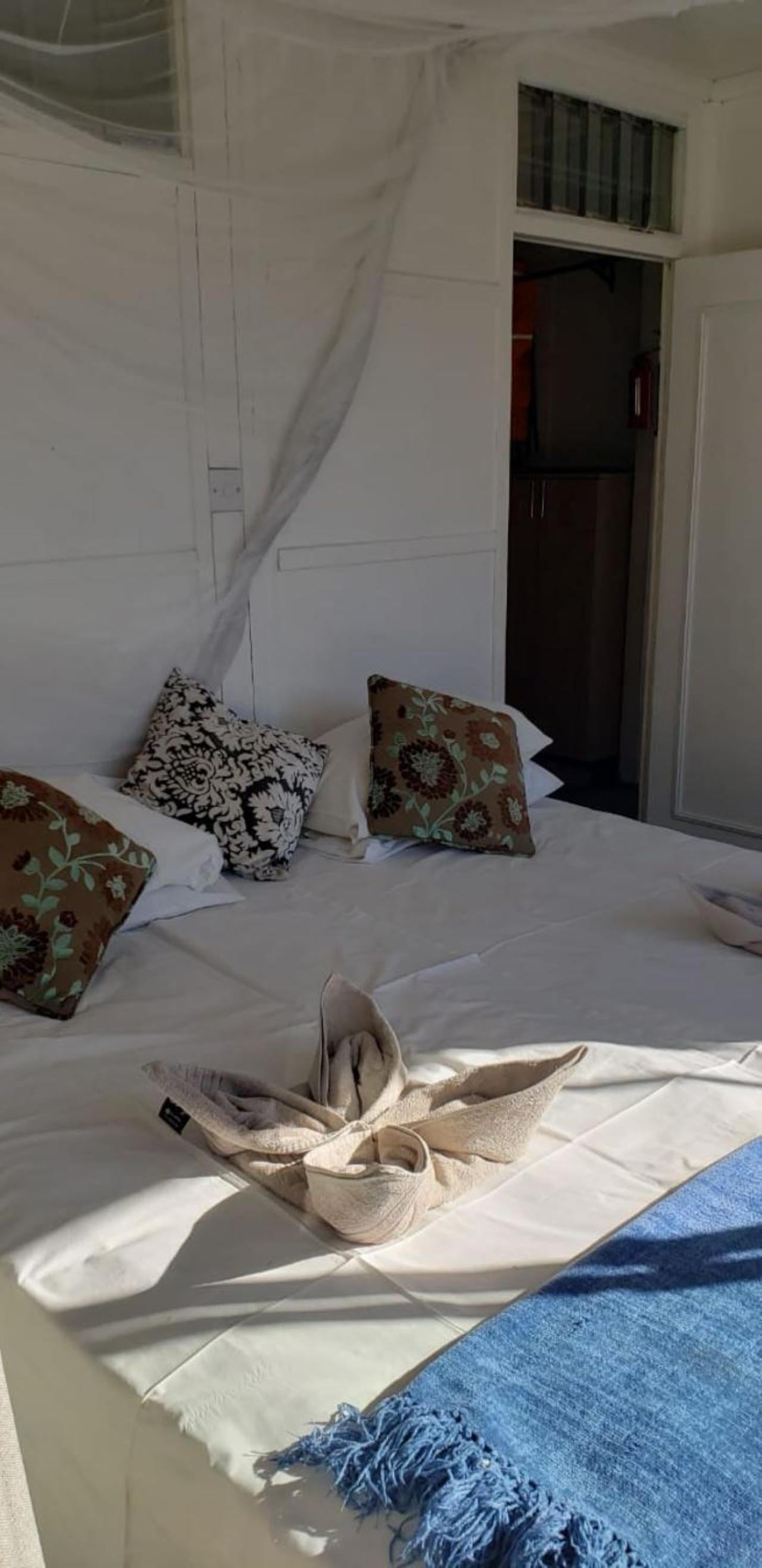 Houseboat with aircon and splash pool - 2128