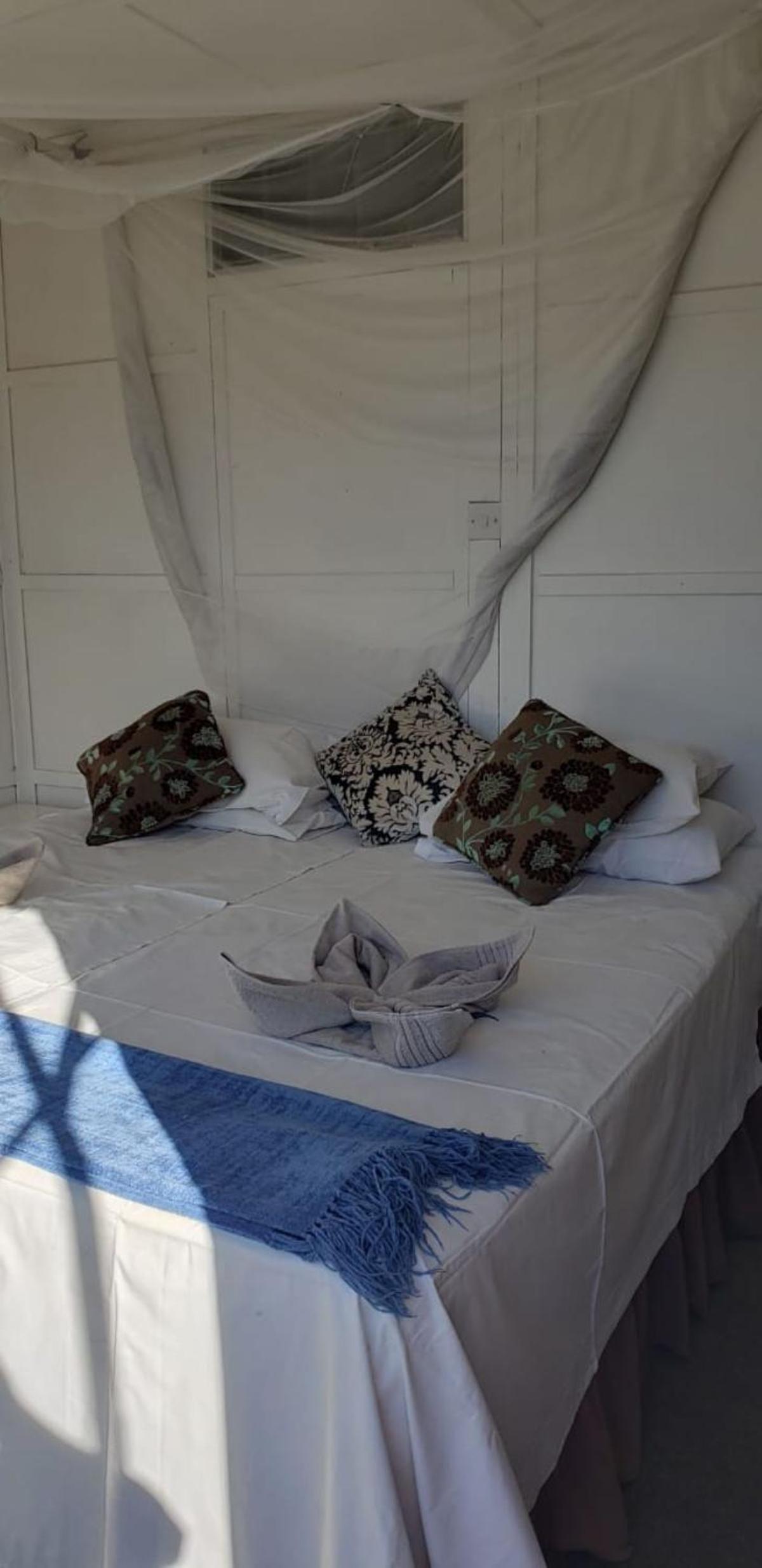 Houseboat with aircon and splash pool - 2128