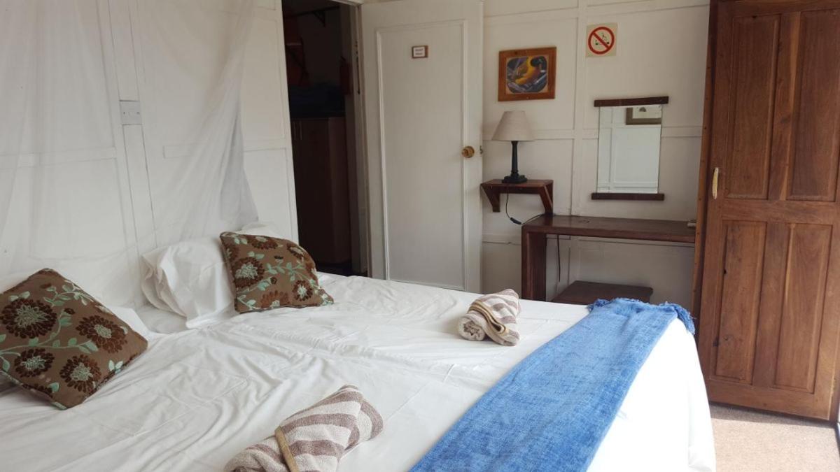 Houseboat with aircon and splash pool - 2128