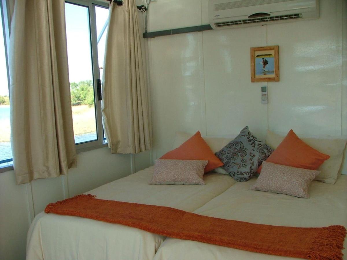 Houseboat with aircon and splash pool - 2128