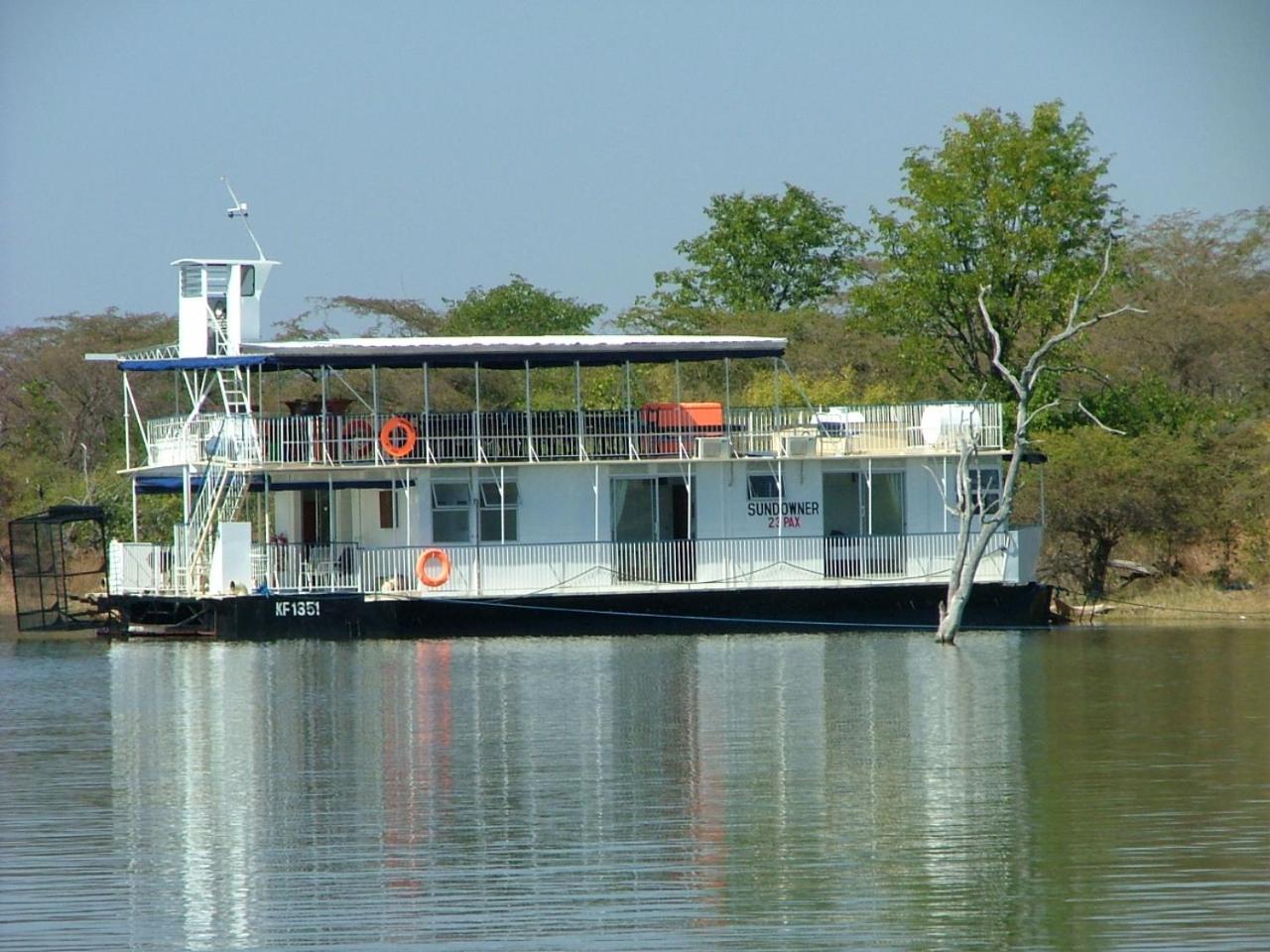Houseboat with aircon and splash pool - 2128