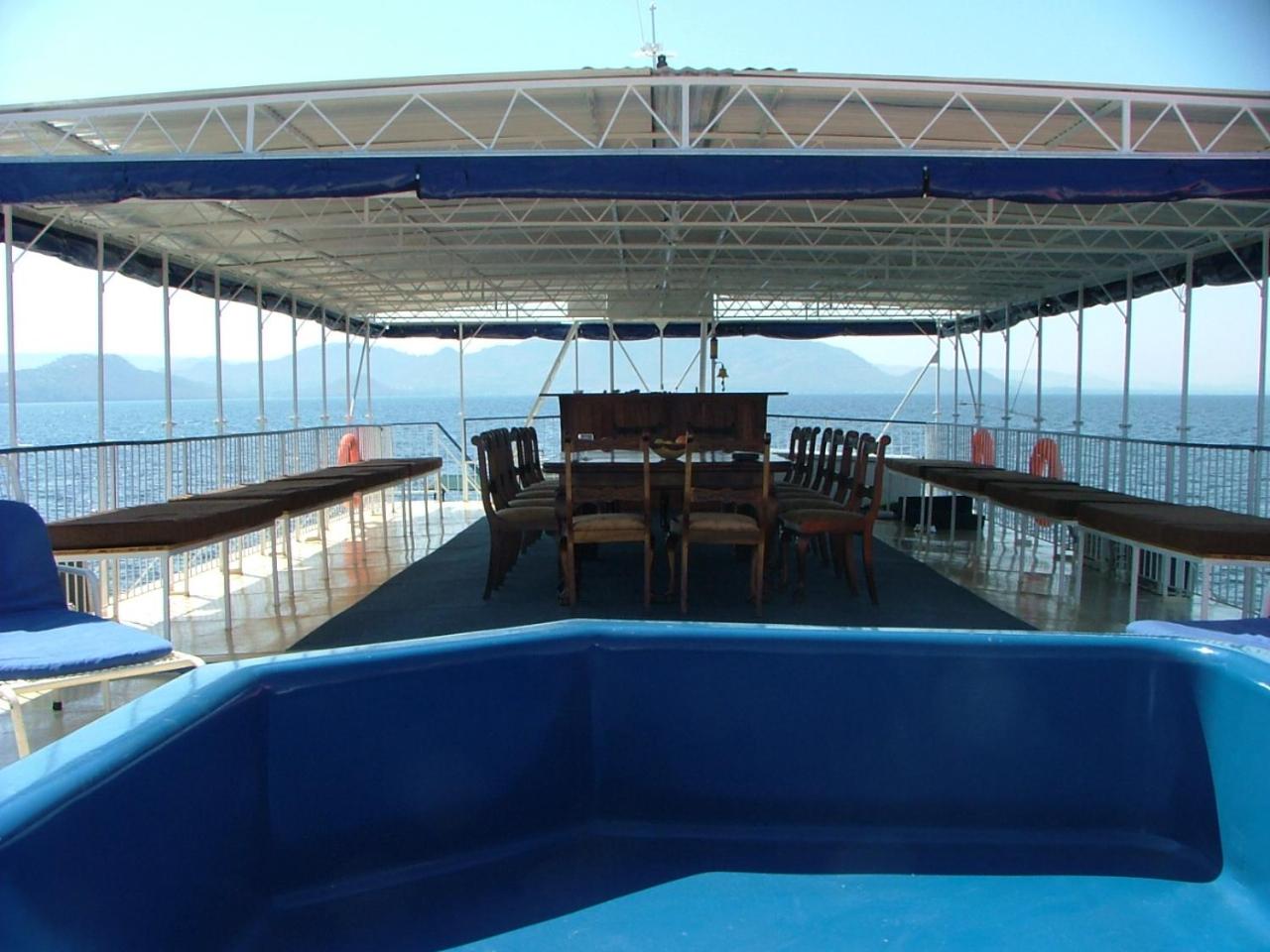 Houseboat with aircon and splash pool - 2128