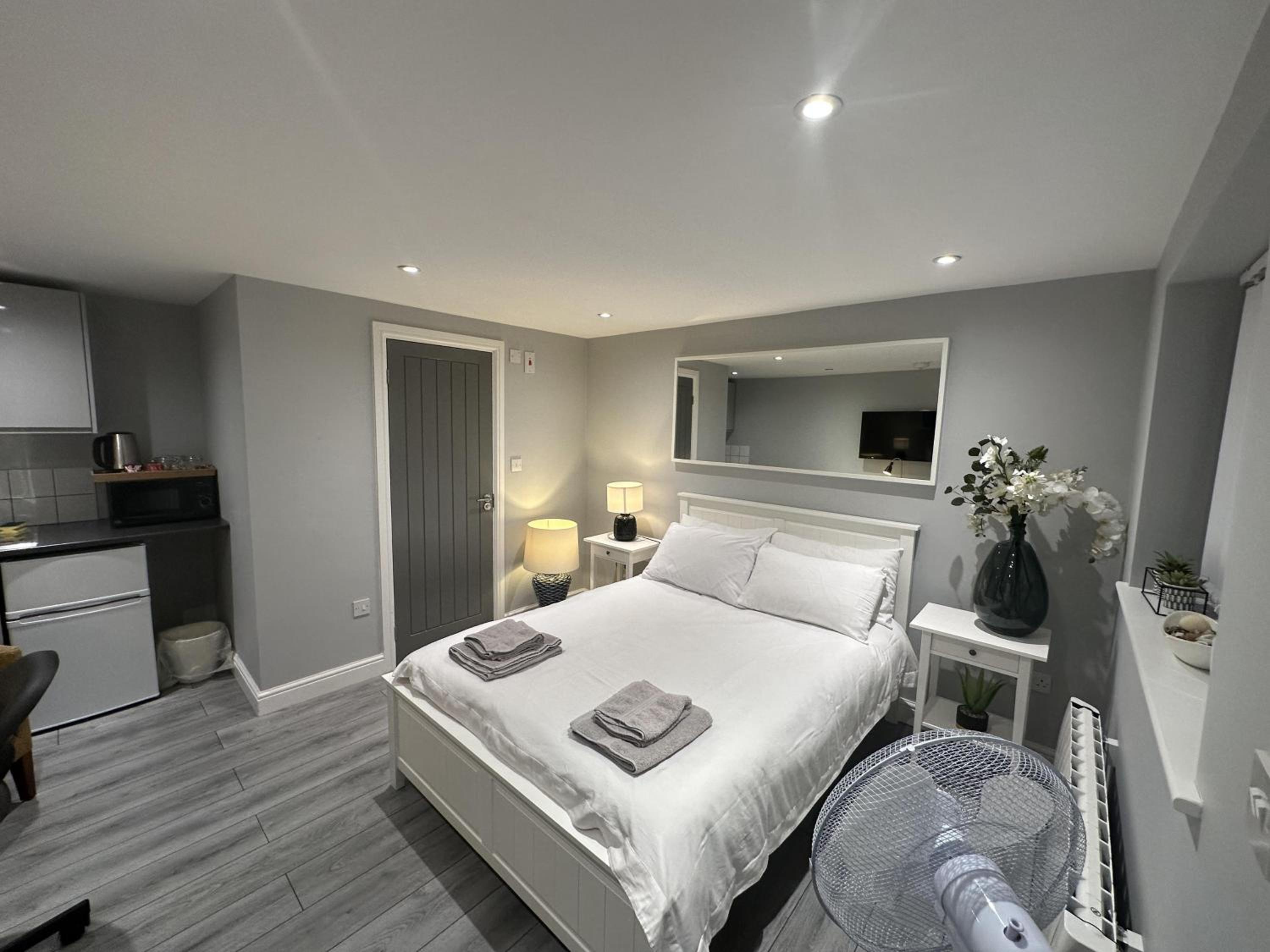 1 Bed Flat - Sleeps 2 - Parking - Wifi