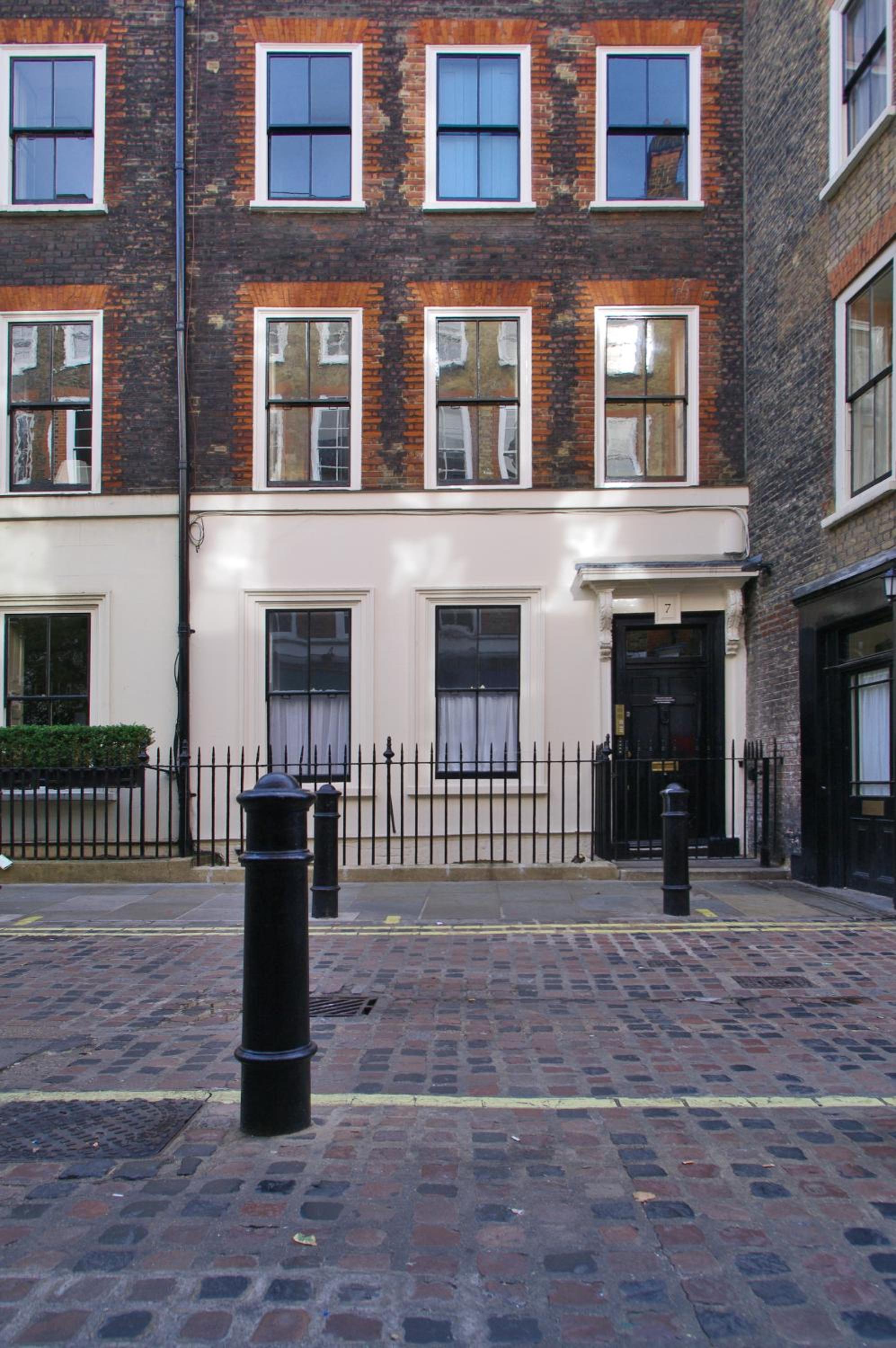 Stylish Central London Duplex with Private Patio