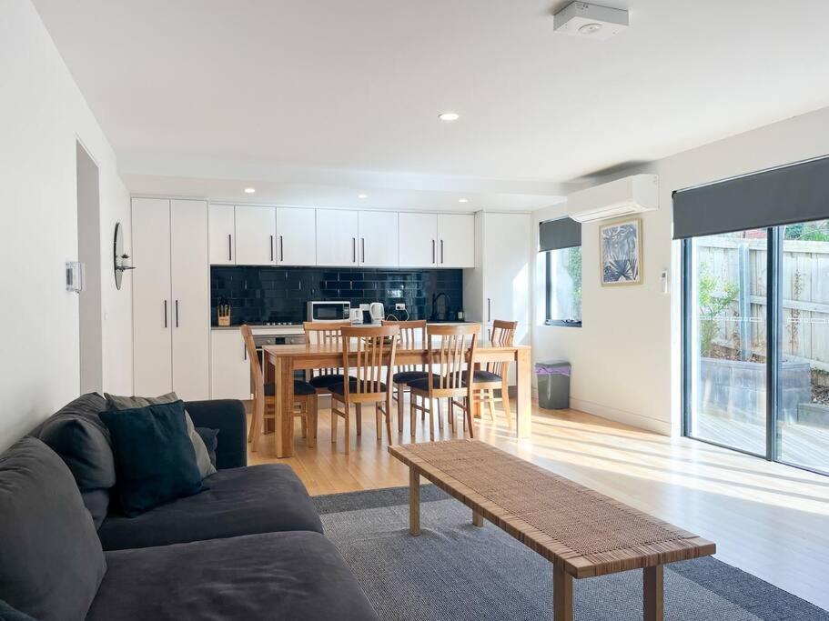 Modern Sandy Bay Apt - Close to Salamanca & CBD