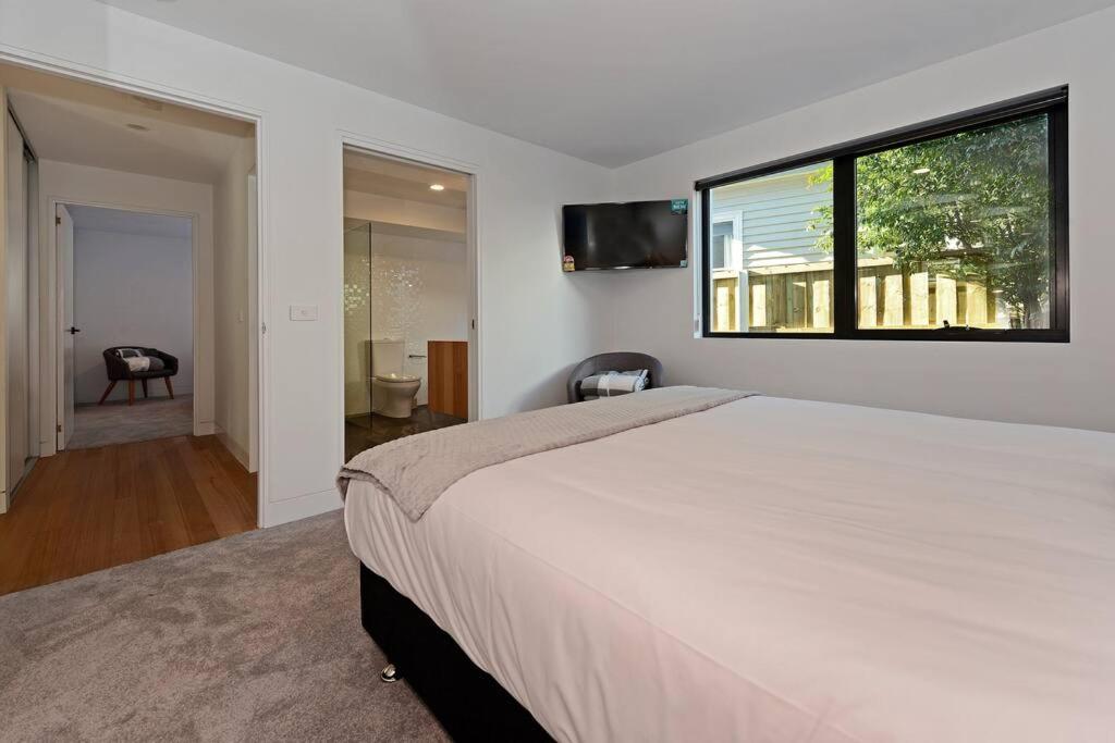 Modern Sandy Bay Apt - Close to Salamanca & CBD