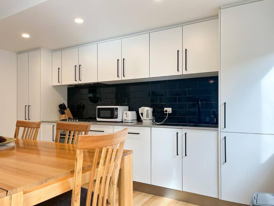 Modern Sandy Bay Apt - Close to Salamanca & CBD
