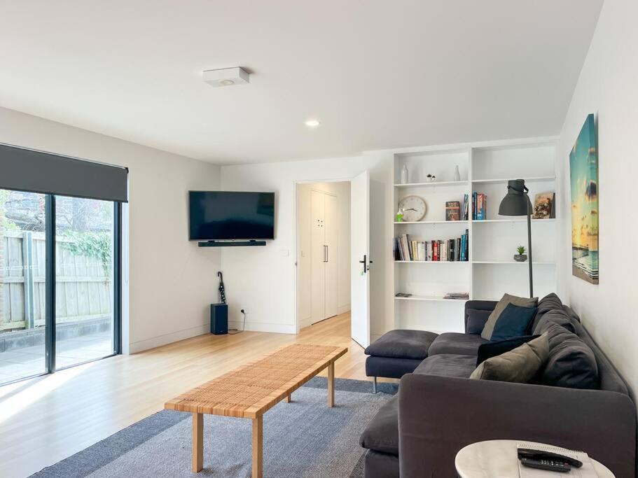 Modern Sandy Bay Apt - Close to Salamanca & CBD
