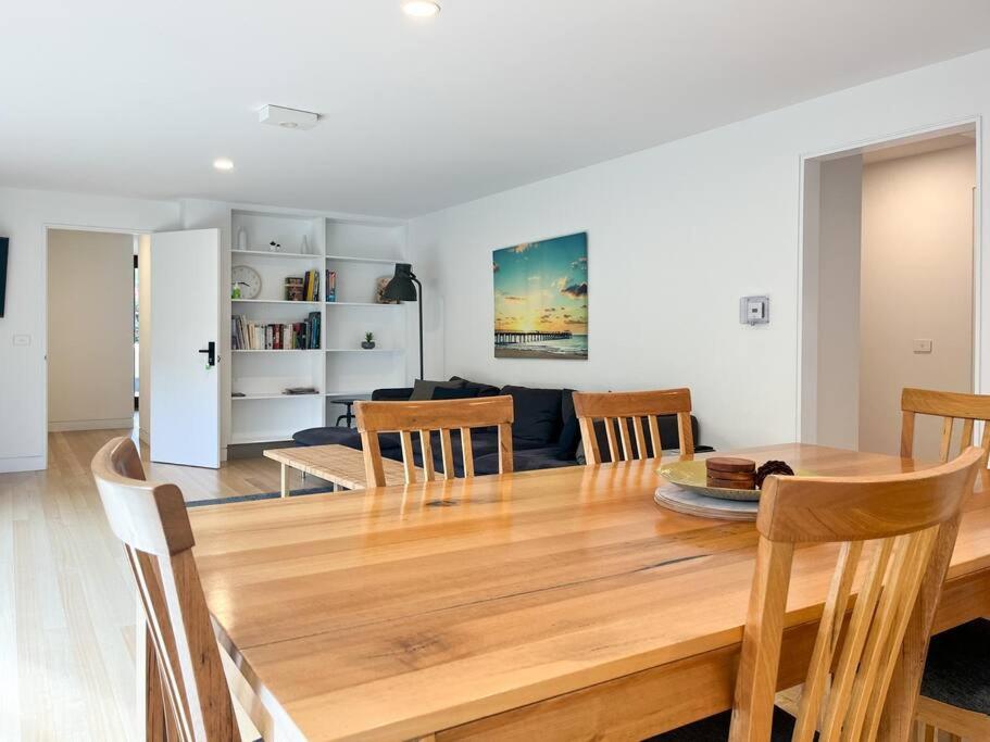 Modern Sandy Bay Apt - Close to Salamanca & CBD