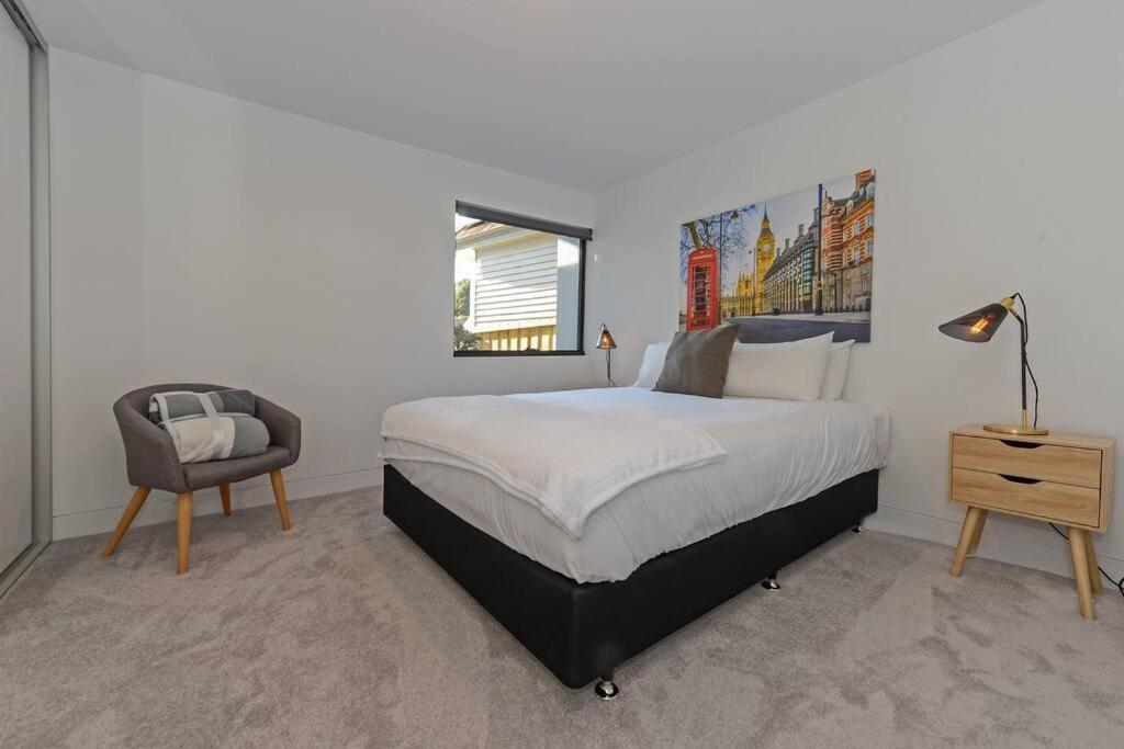 Modern Sandy Bay Apt - Close to Salamanca & CBD