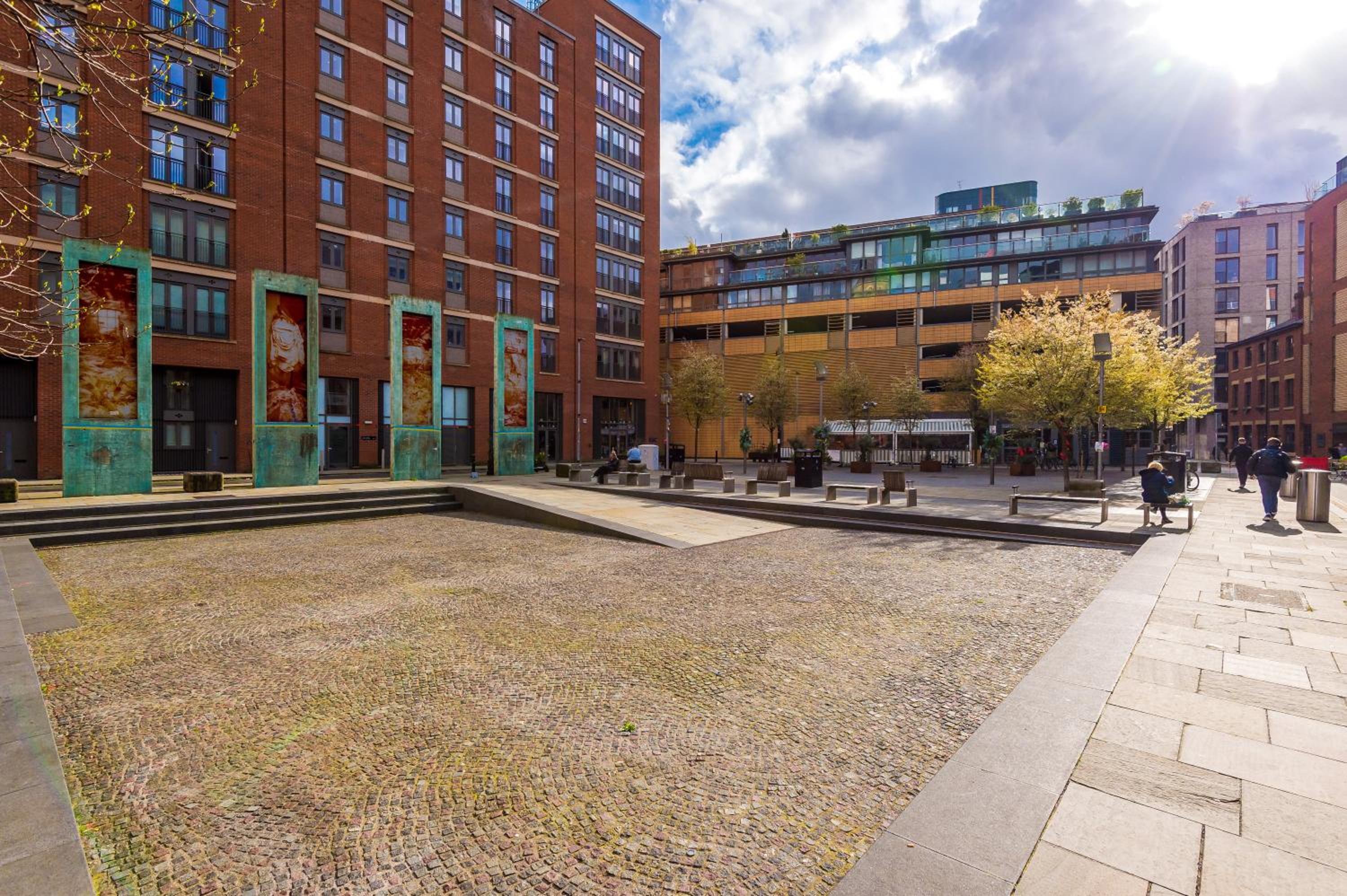 4-Storey Townhouse in Central Manchester by Hilltop Serviced Apartments view 5