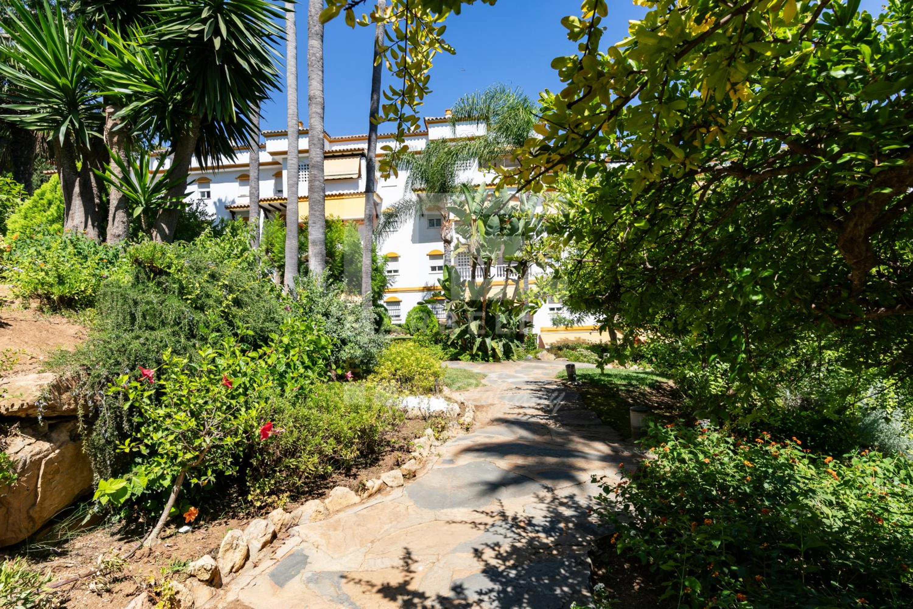 Amplio apartamento planta jardin Nagueles