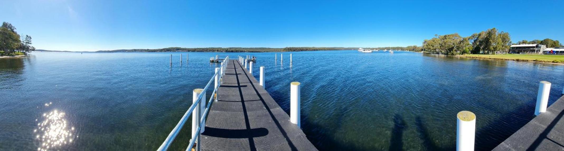 VIVID - Lake Macquarie Cosy House, heated pool, ev station, fireplace 1 hour from Sydney