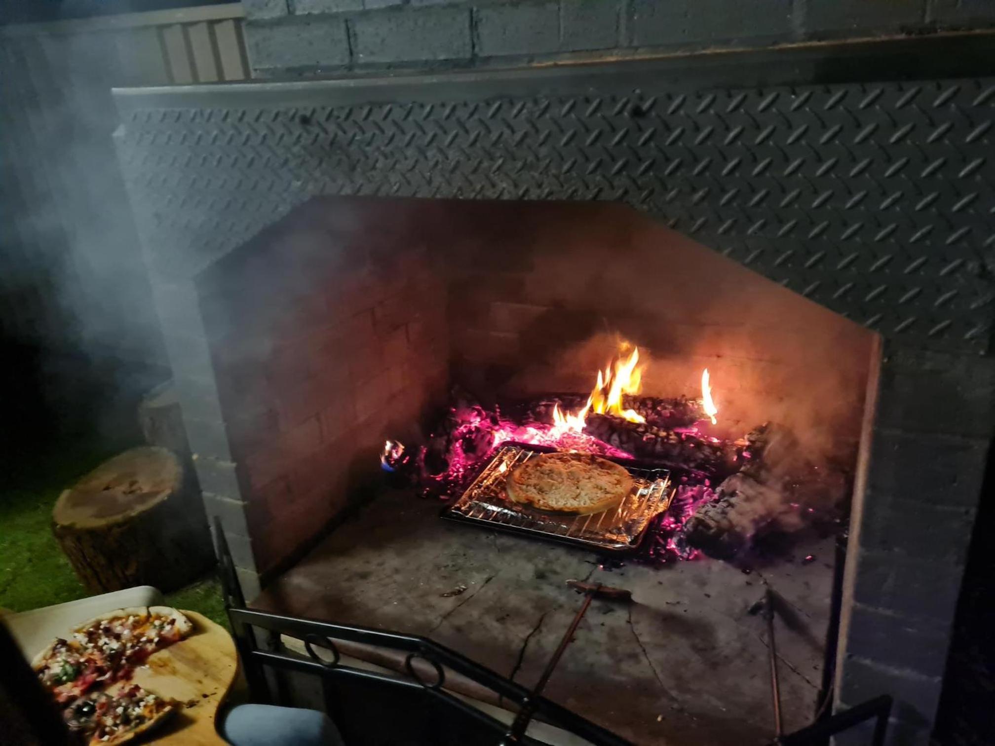 VIVID - Lake Macquarie Cosy House, heated pool, ev station, fireplace 1 hour from Sydney