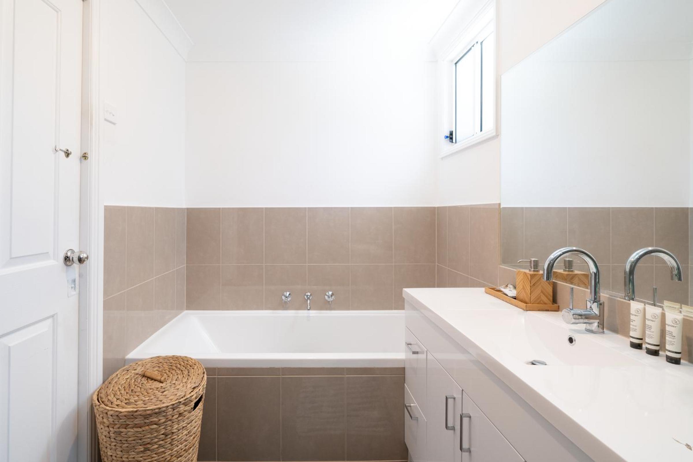 VIVID - Lake Macquarie Cosy House, heated pool, ev station, fireplace 1 hour from Sydney