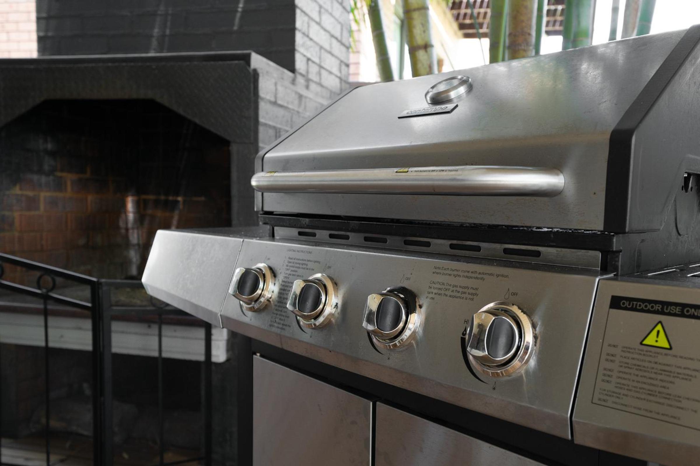 VIVID - Lake Macquarie Cosy House, heated pool, ev station, fireplace 1 hour from Sydney