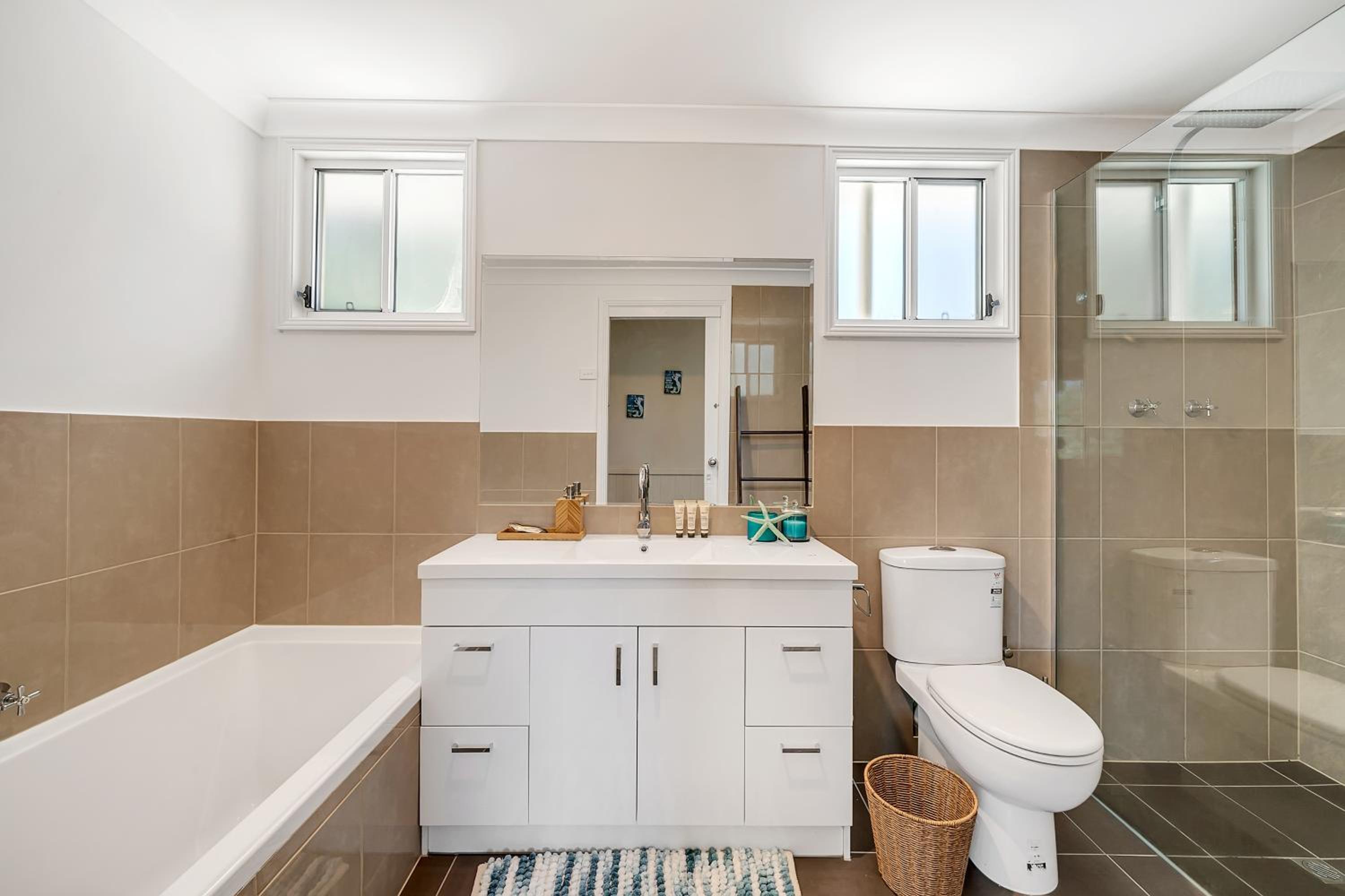 VIVID - Lake Macquarie Cosy House, heated pool, ev station, fireplace 1 hour from Sydney