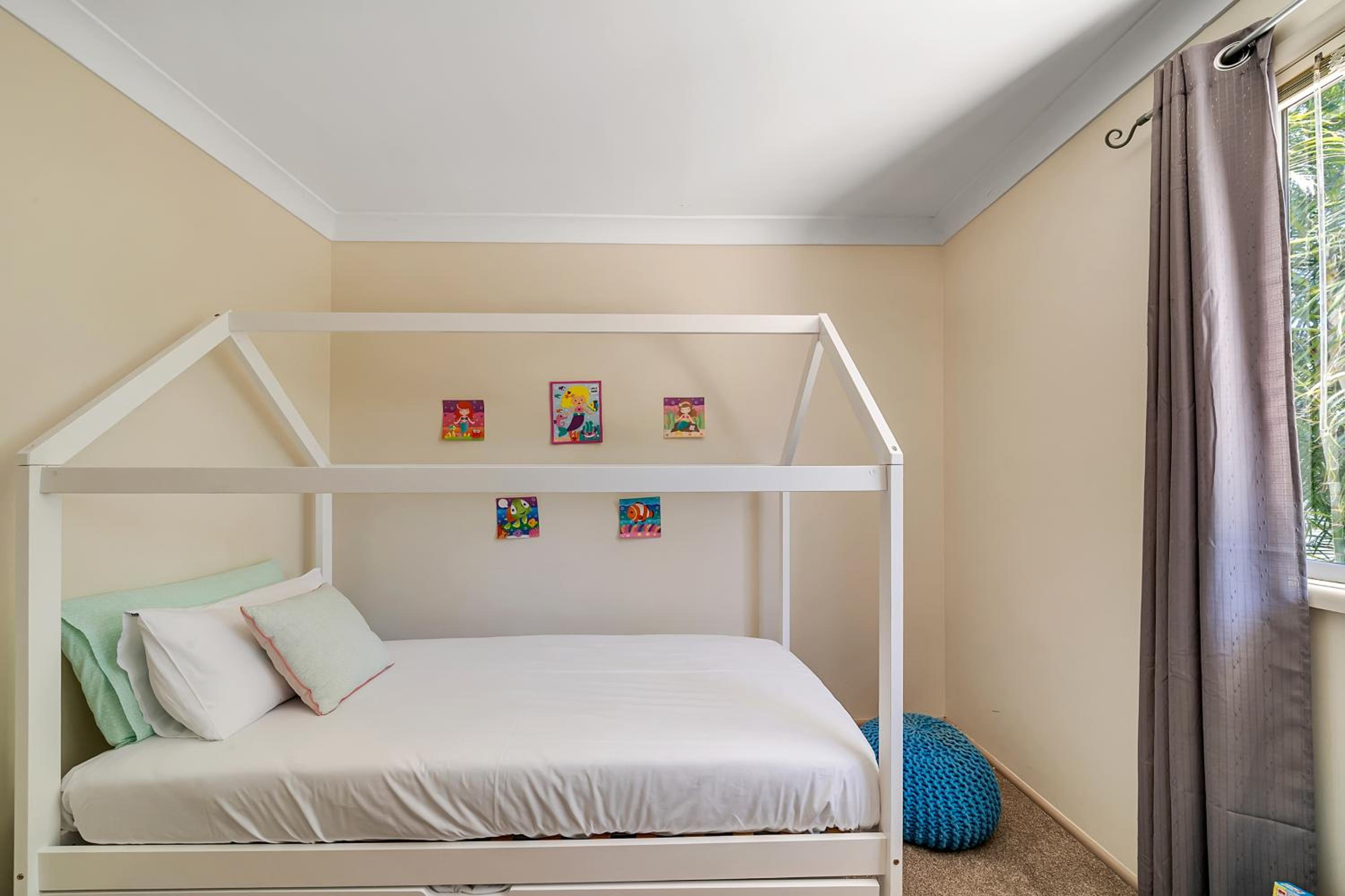VIVID - Lake Macquarie Cosy House, heated pool, ev station, fireplace 1 hour from Sydney