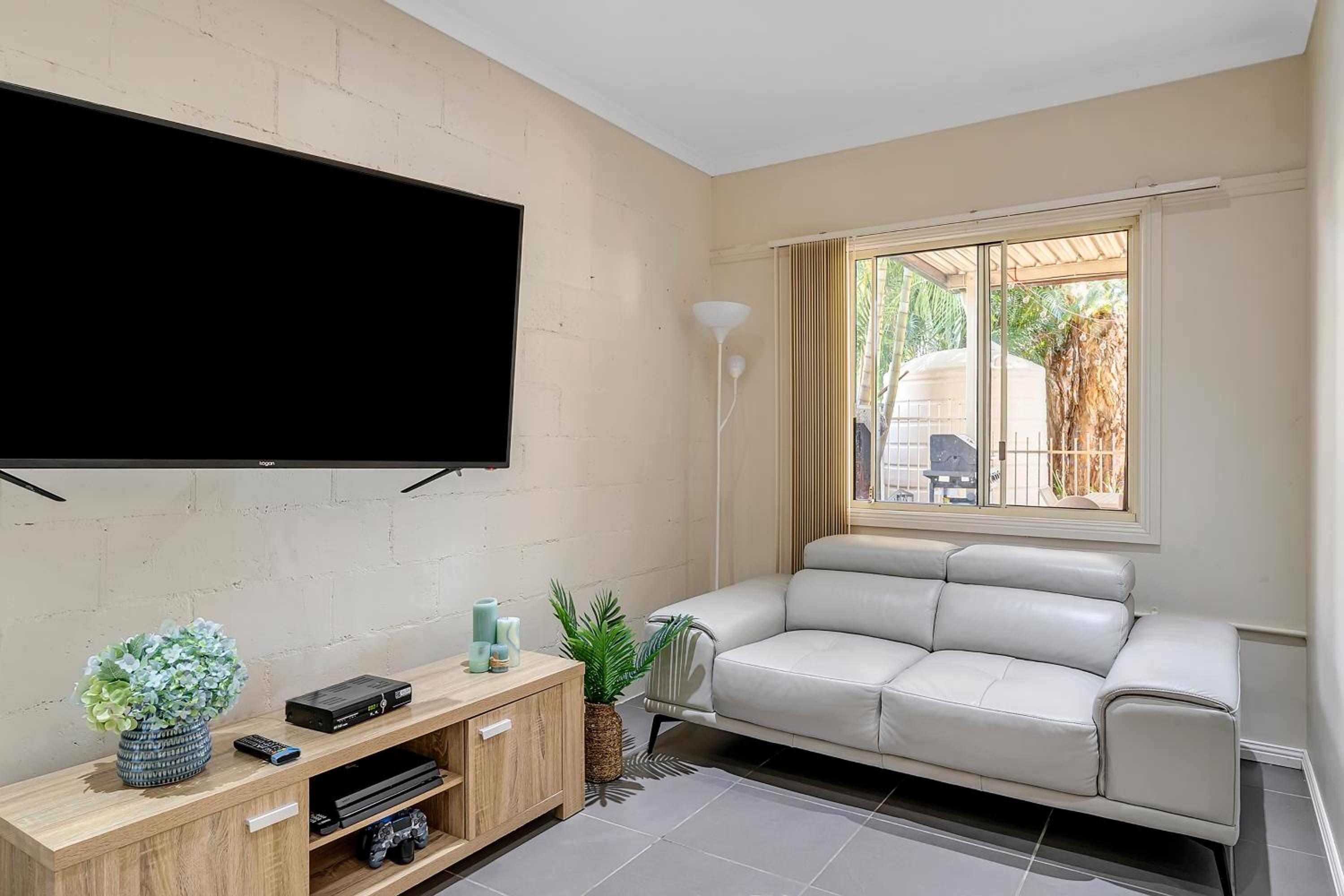 VIVID - Lake Macquarie Cosy House, heated pool, ev station, fireplace 1 hour from Sydney