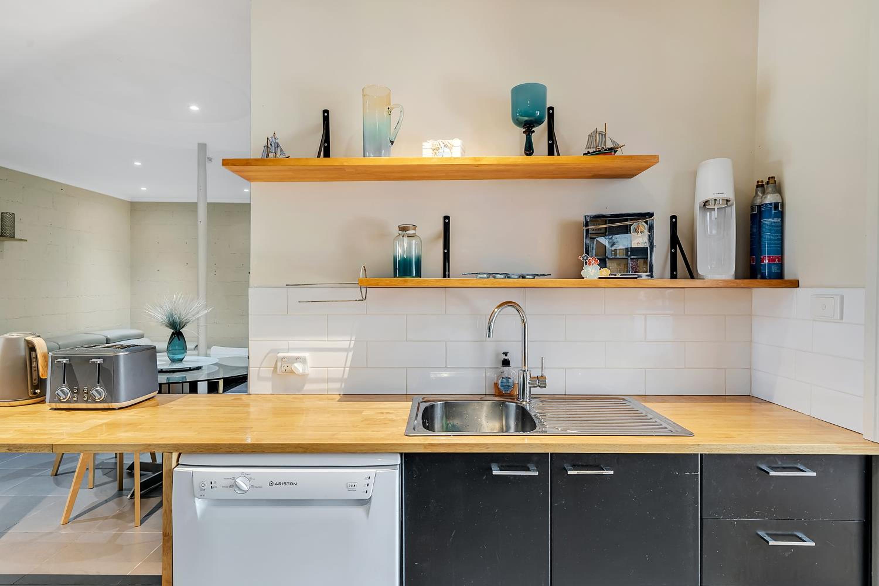 VIVID - Lake Macquarie Cosy House, heated pool, ev station, fireplace 1 hour from Sydney
