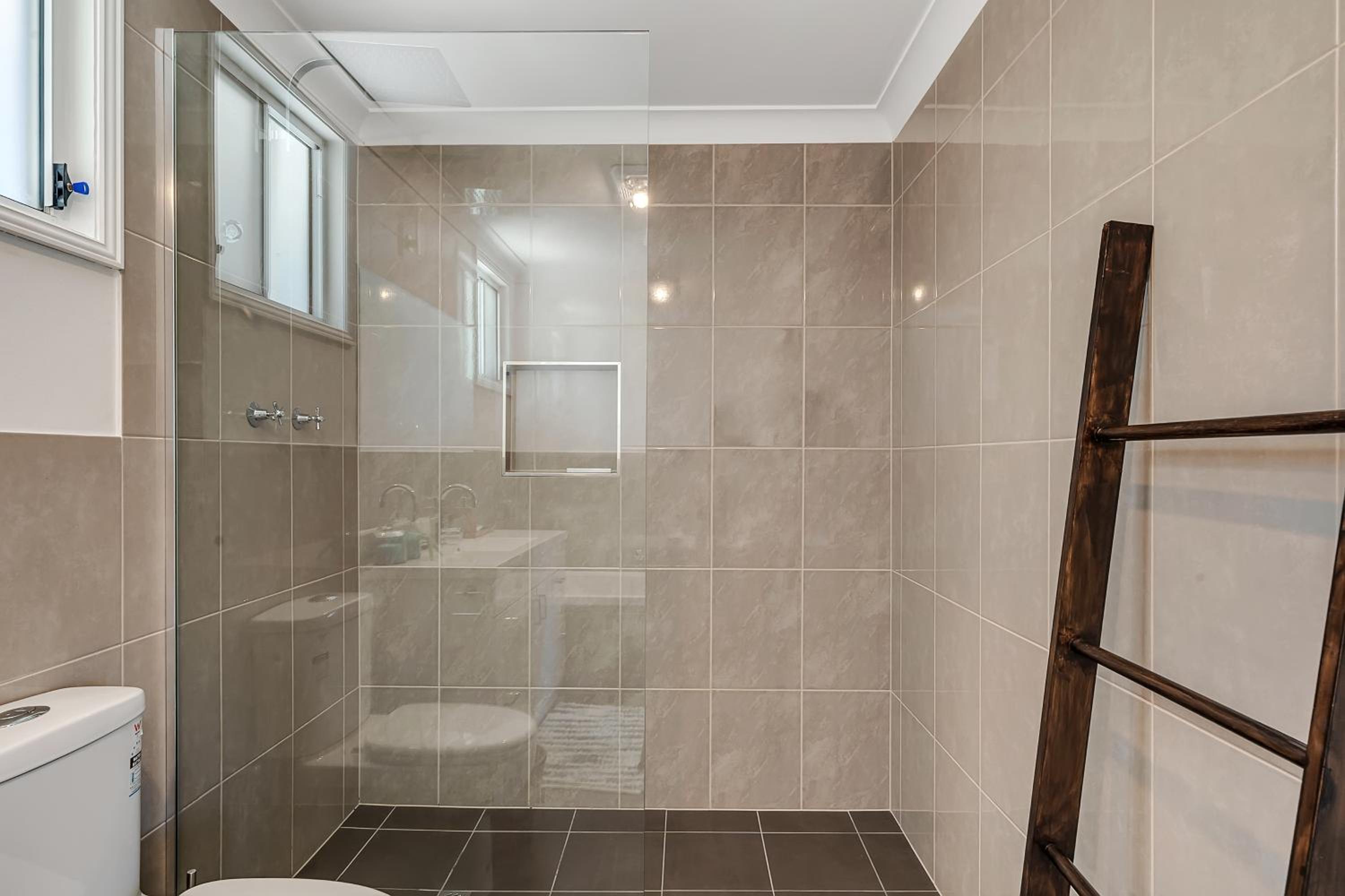 VIVID - Lake Macquarie Cosy House, heated pool, ev station, fireplace 1 hour from Sydney