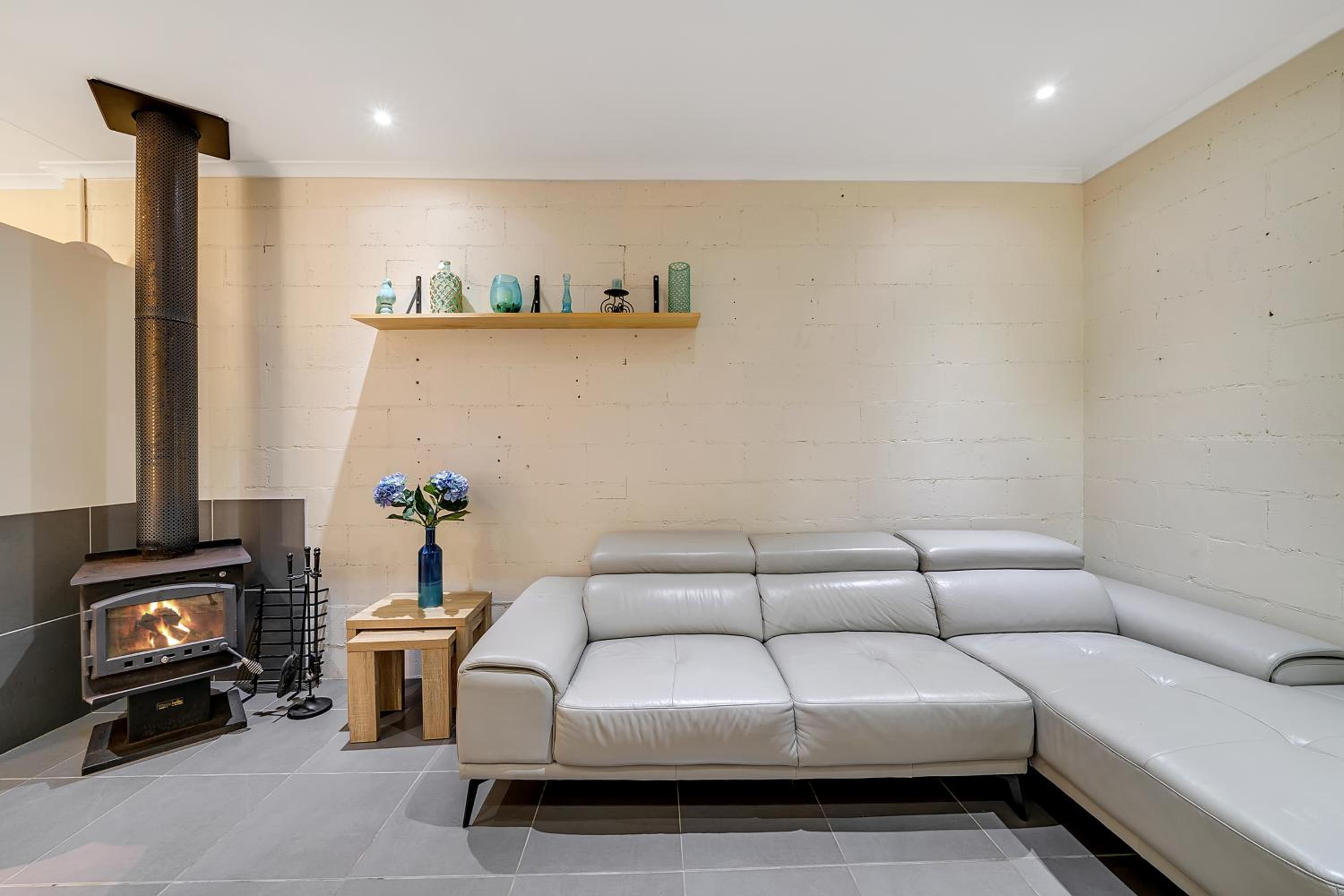 VIVID - Lake Macquarie Cosy House, heated pool, ev station, fireplace 1 hour from Sydney