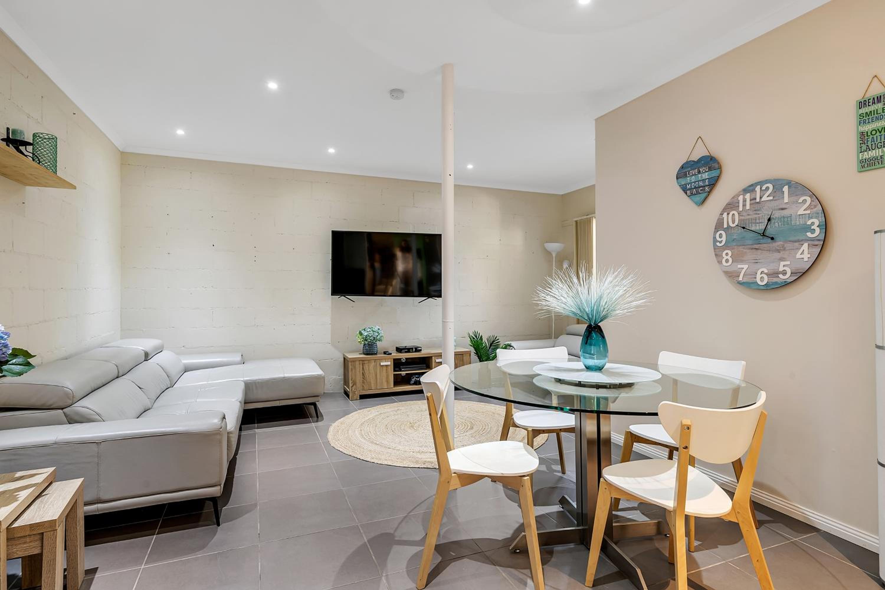 VIVID - Lake Macquarie Cosy House, heated pool, ev station, fireplace 1 hour from Sydney