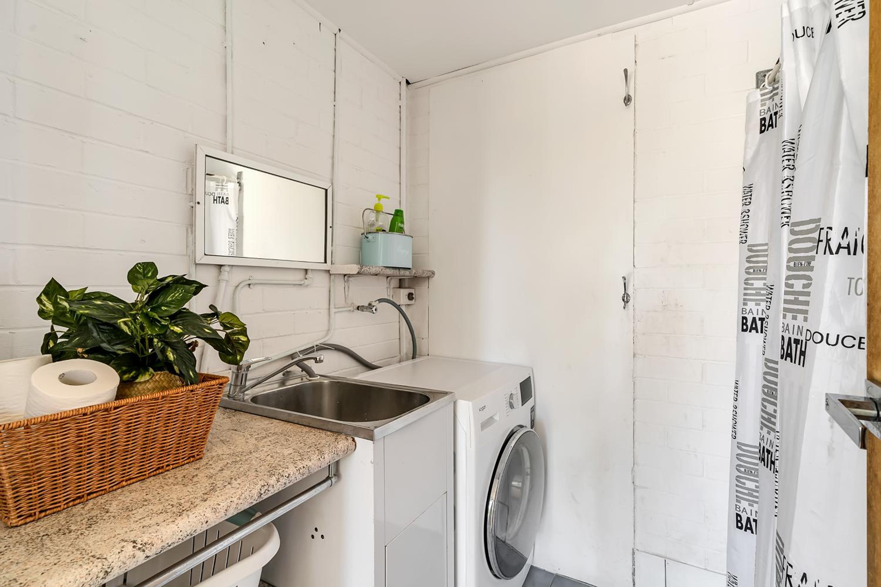 VIVID - Lake Macquarie Cosy House, heated pool, ev station, fireplace 1 hour from Sydney