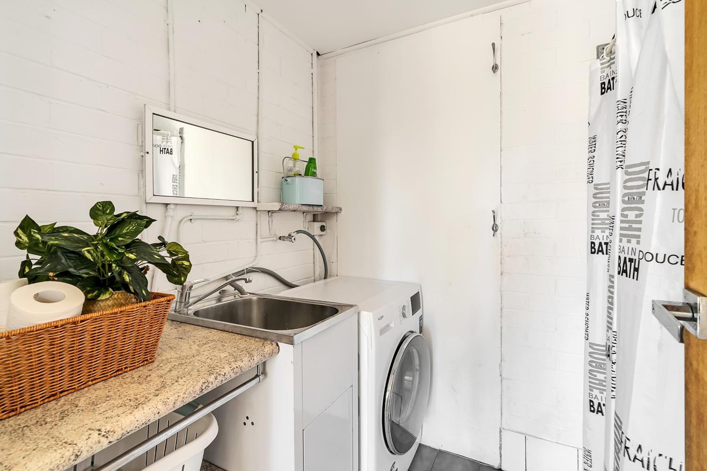 VIVID - Lake Macquarie Cosy House, heated pool, ev station, fireplace 1 hour from Sydney