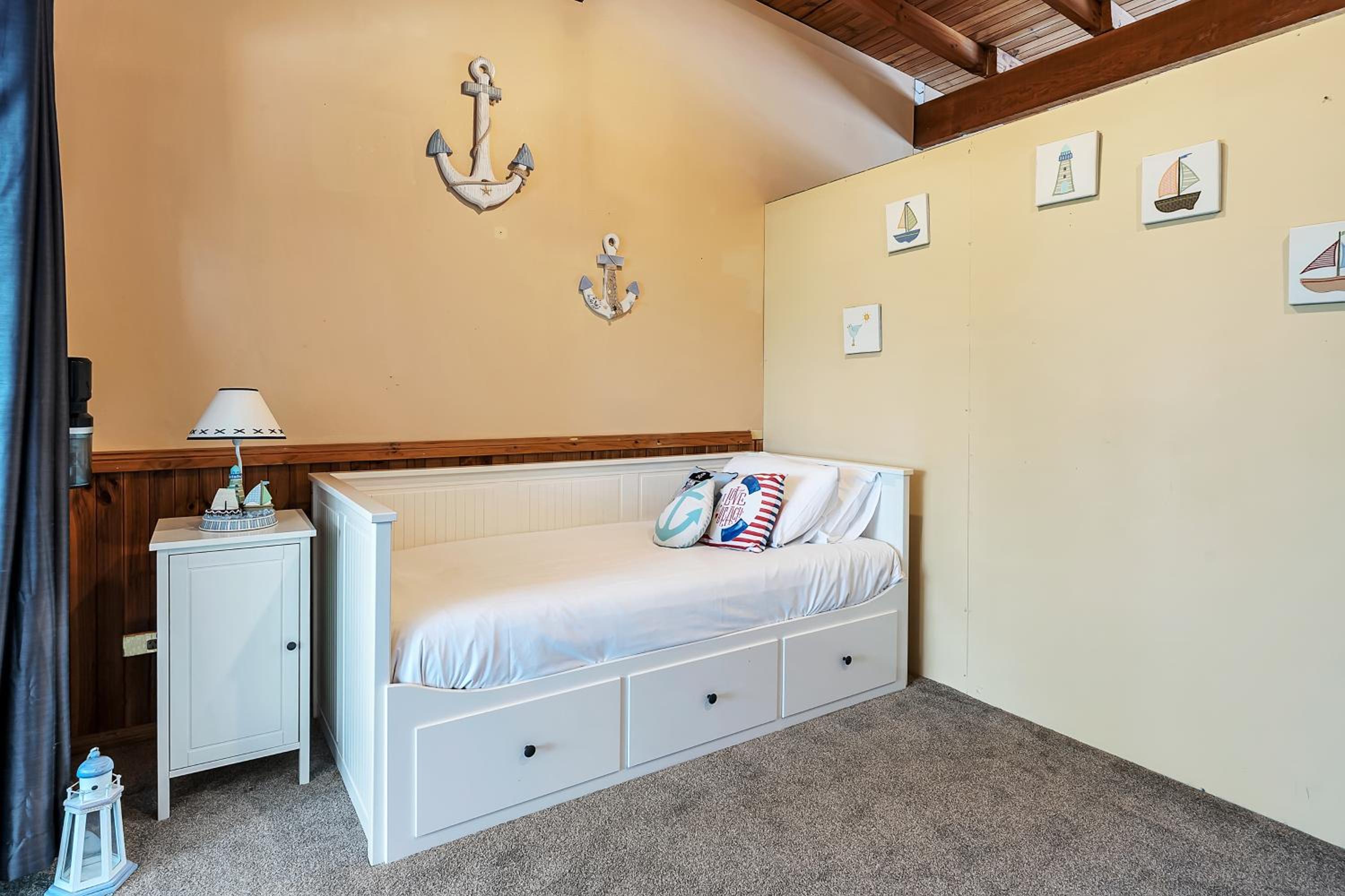 VIVID - Lake Macquarie Cosy House, heated pool, ev station, fireplace 1 hour from Sydney