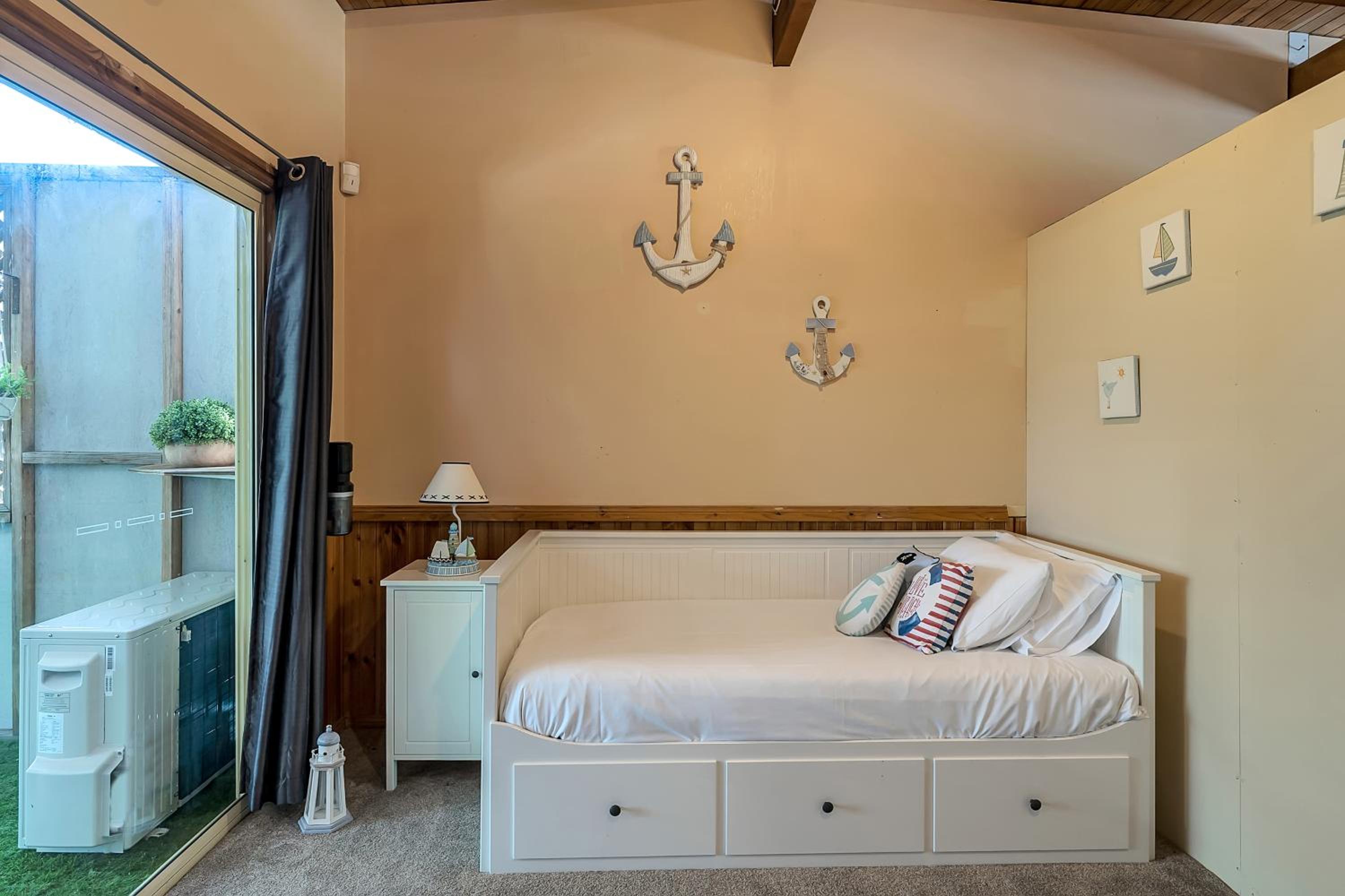 VIVID - Lake Macquarie Cosy House, heated pool, ev station, fireplace 1 hour from Sydney