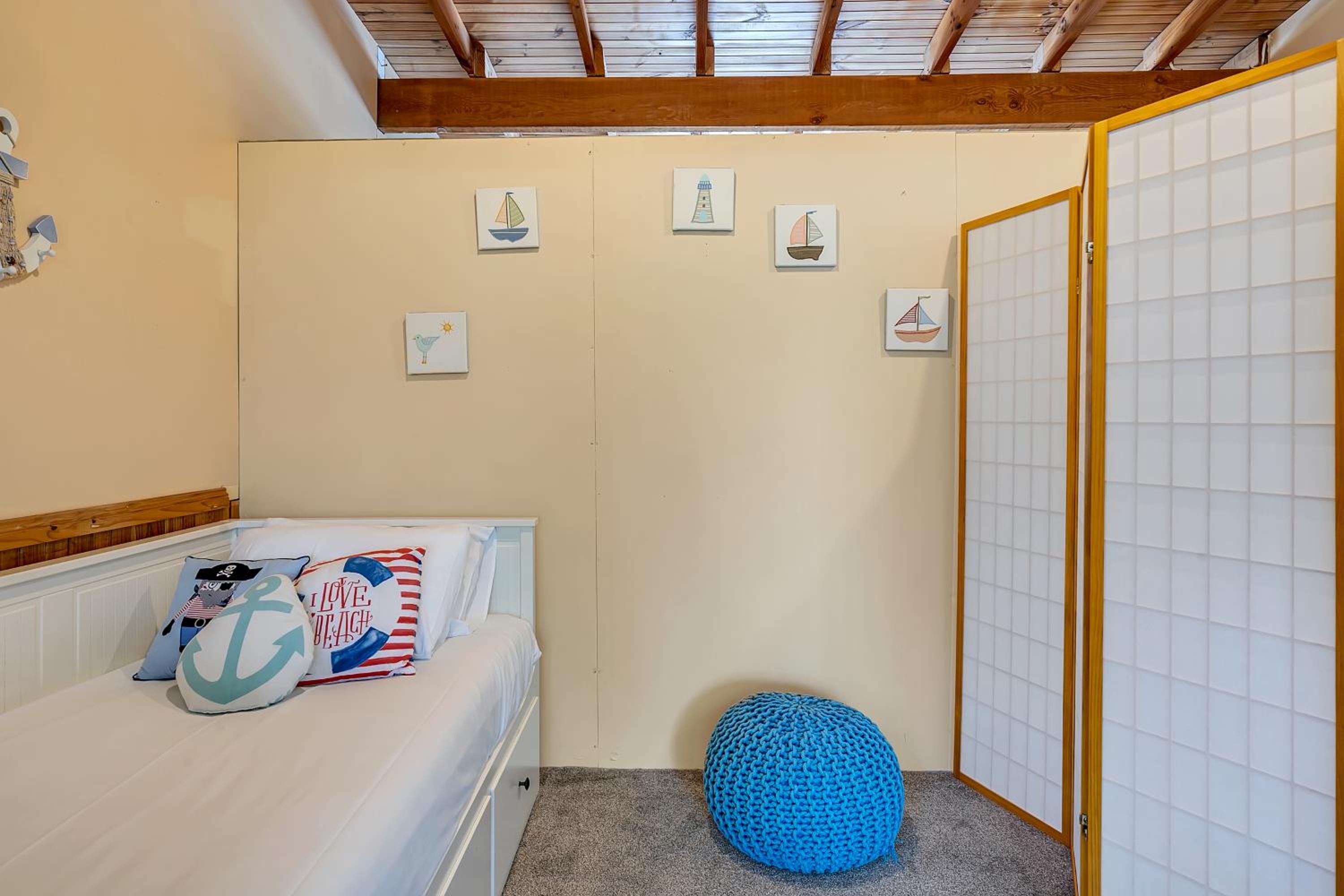 VIVID - Lake Macquarie Cosy House, heated pool, ev station, fireplace 1 hour from Sydney