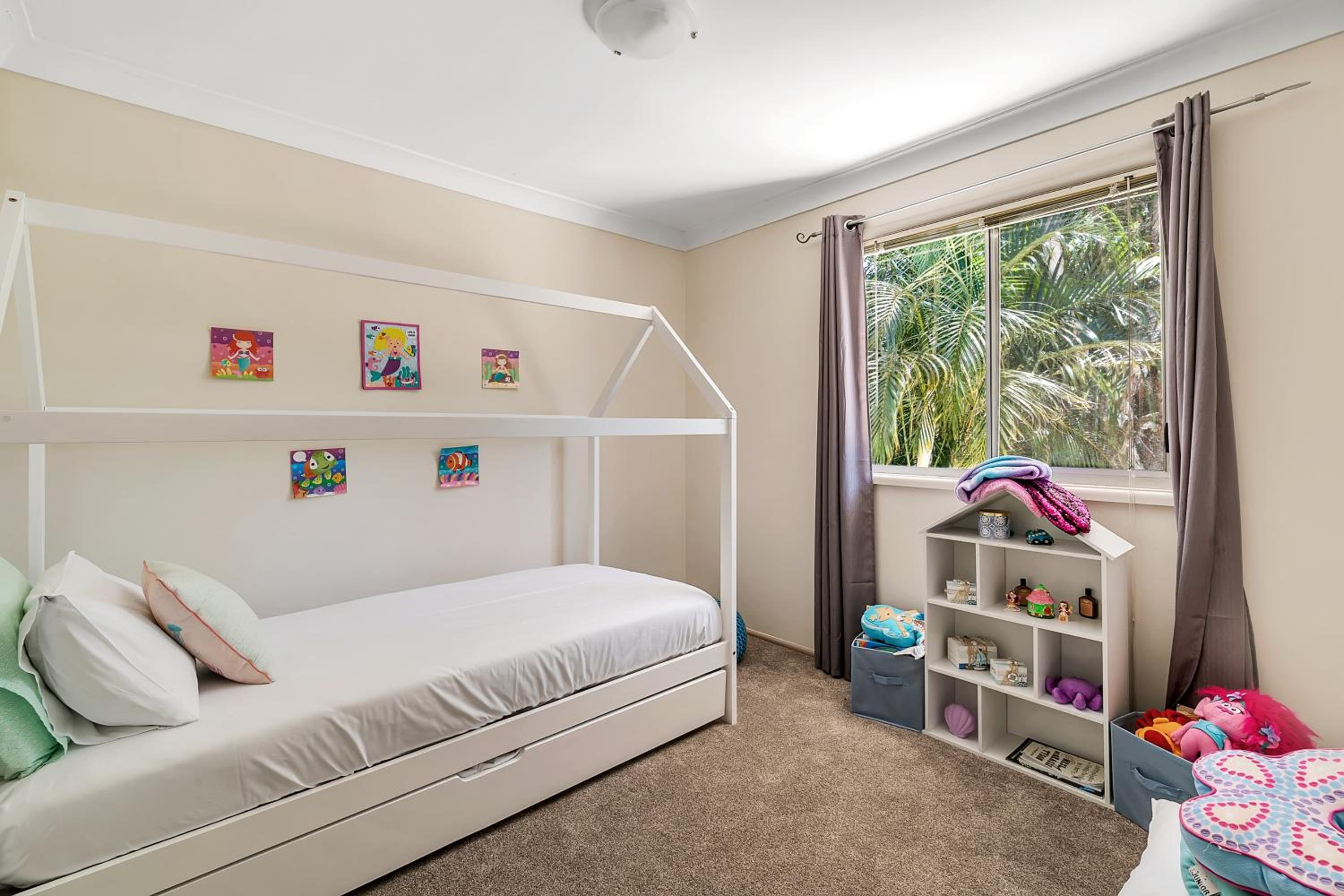 VIVID - Lake Macquarie Cosy House, heated pool, ev station, fireplace 1 hour from Sydney