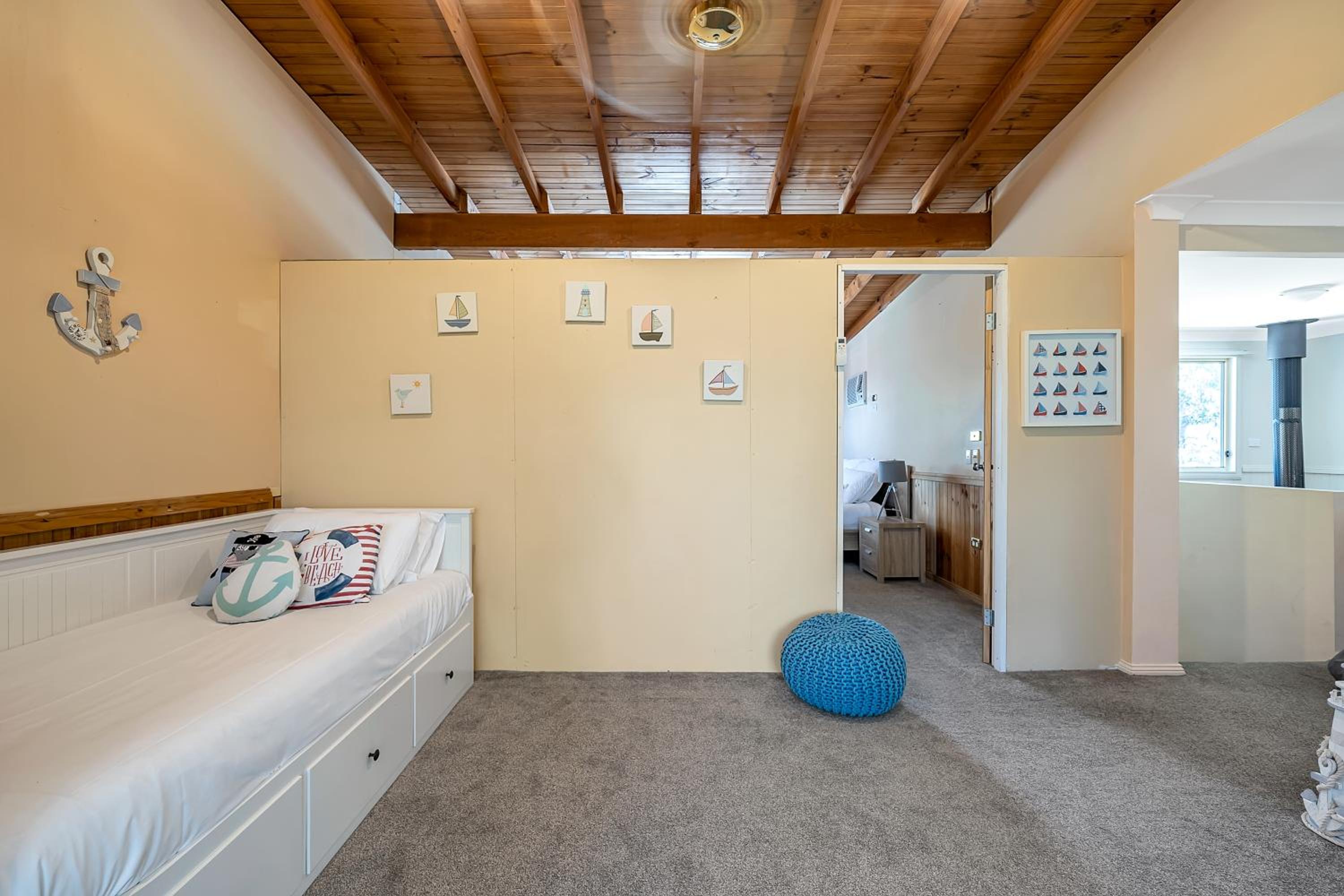 VIVID - Lake Macquarie Cosy House, heated pool, ev station, fireplace 1 hour from Sydney