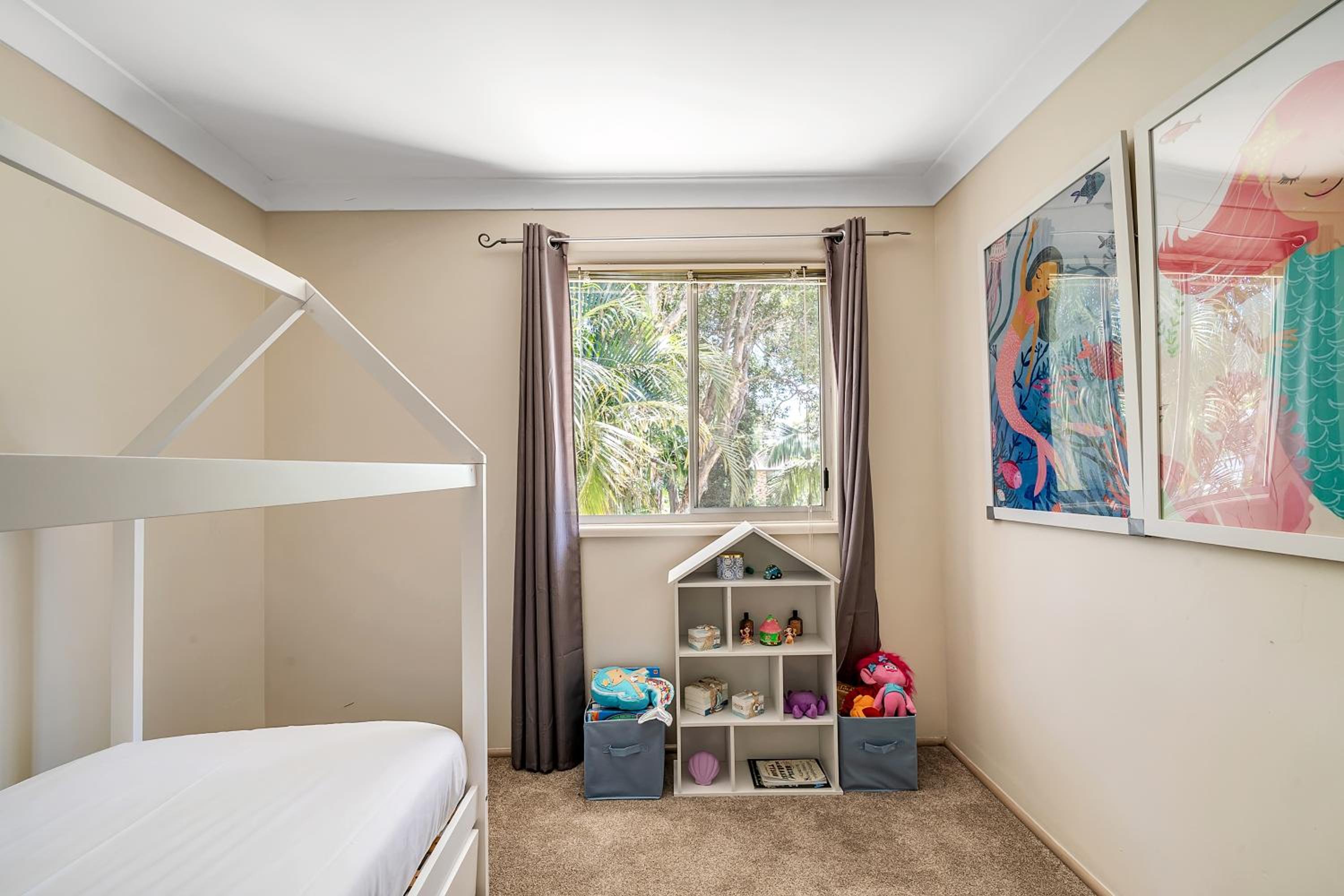 VIVID - Lake Macquarie Cosy House, heated pool, ev station, fireplace 1 hour from Sydney