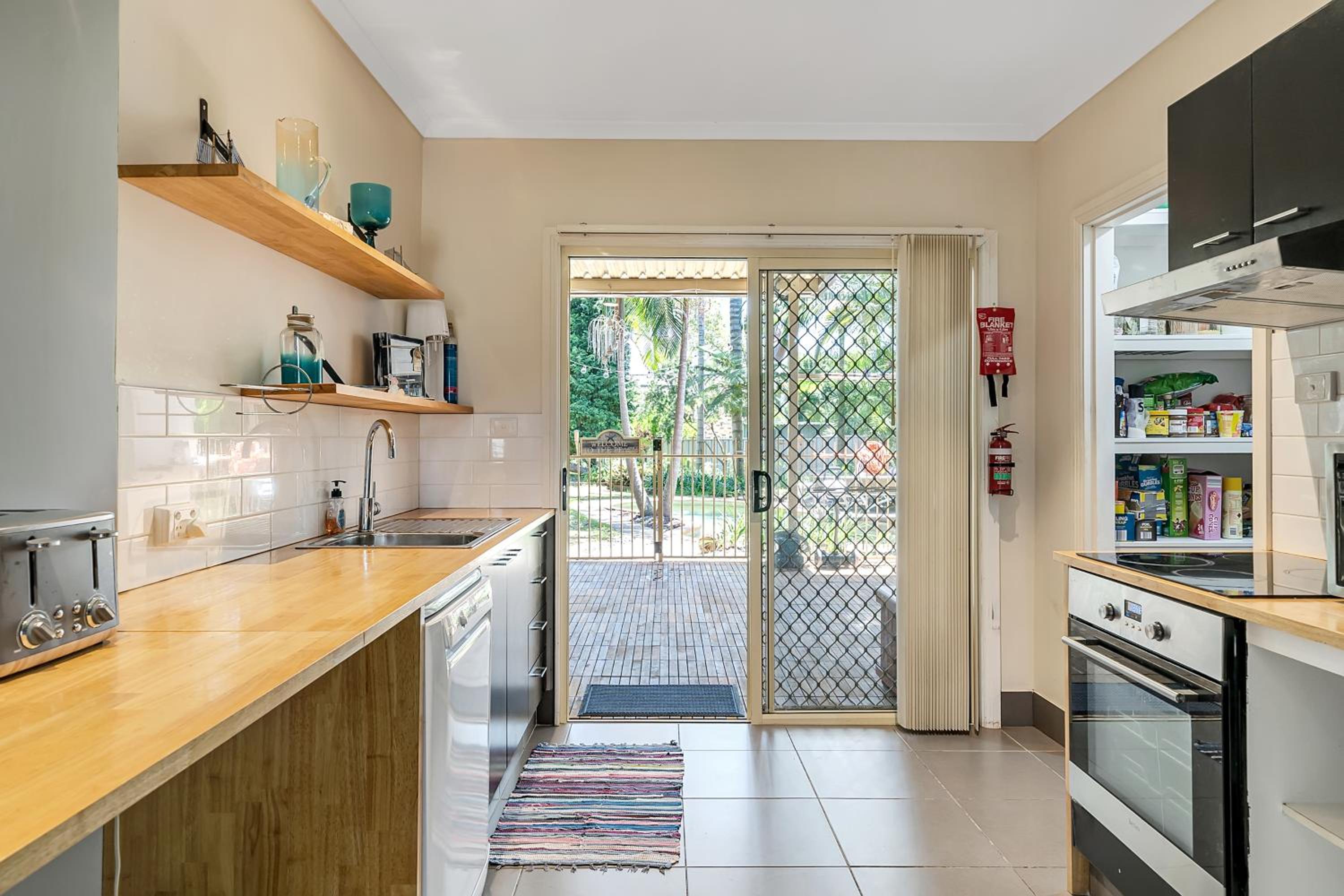 VIVID - Lake Macquarie Cosy House, heated pool, ev station, fireplace 1 hour from Sydney