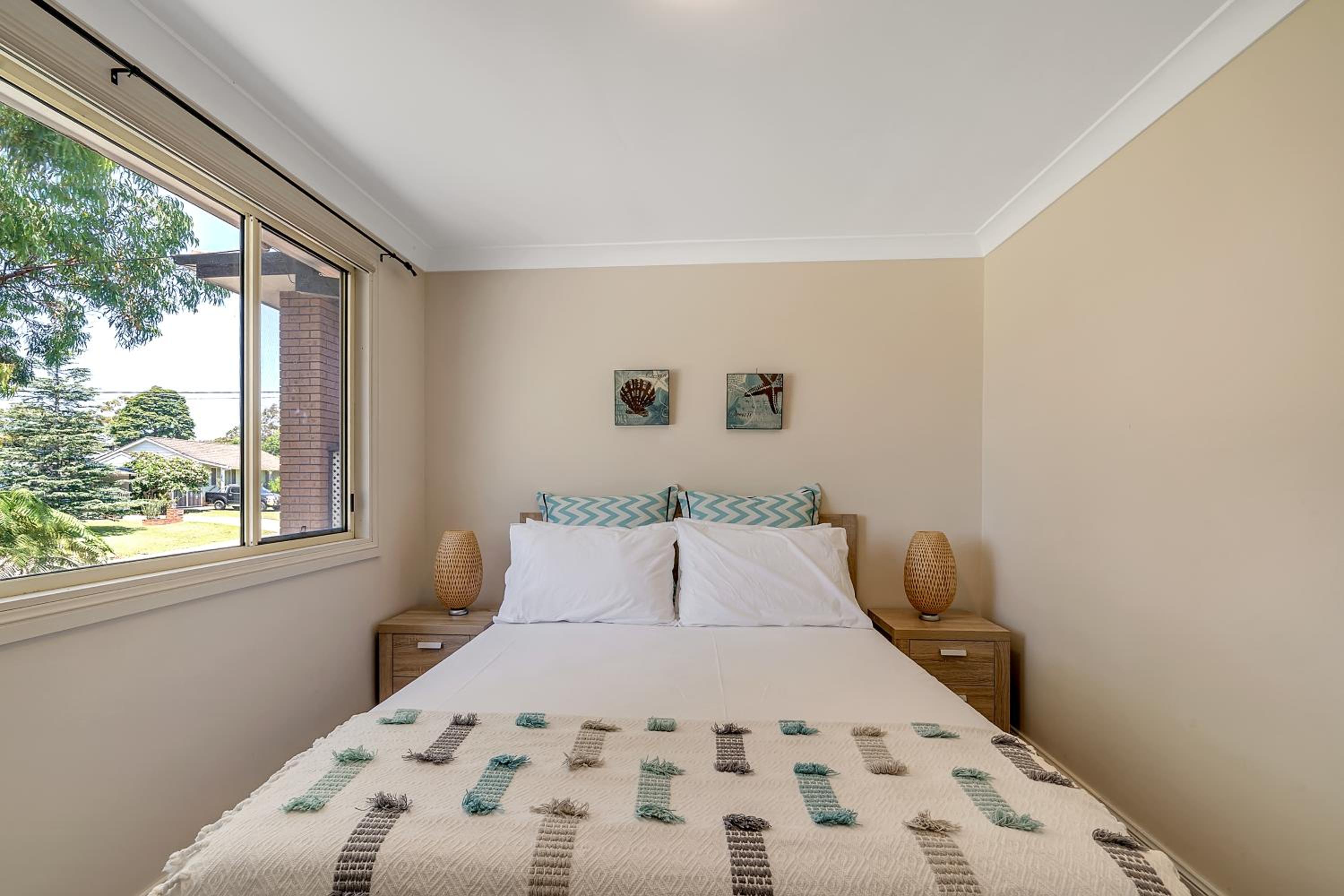VIVID - Lake Macquarie Cosy House, heated pool, ev station, fireplace 1 hour from Sydney