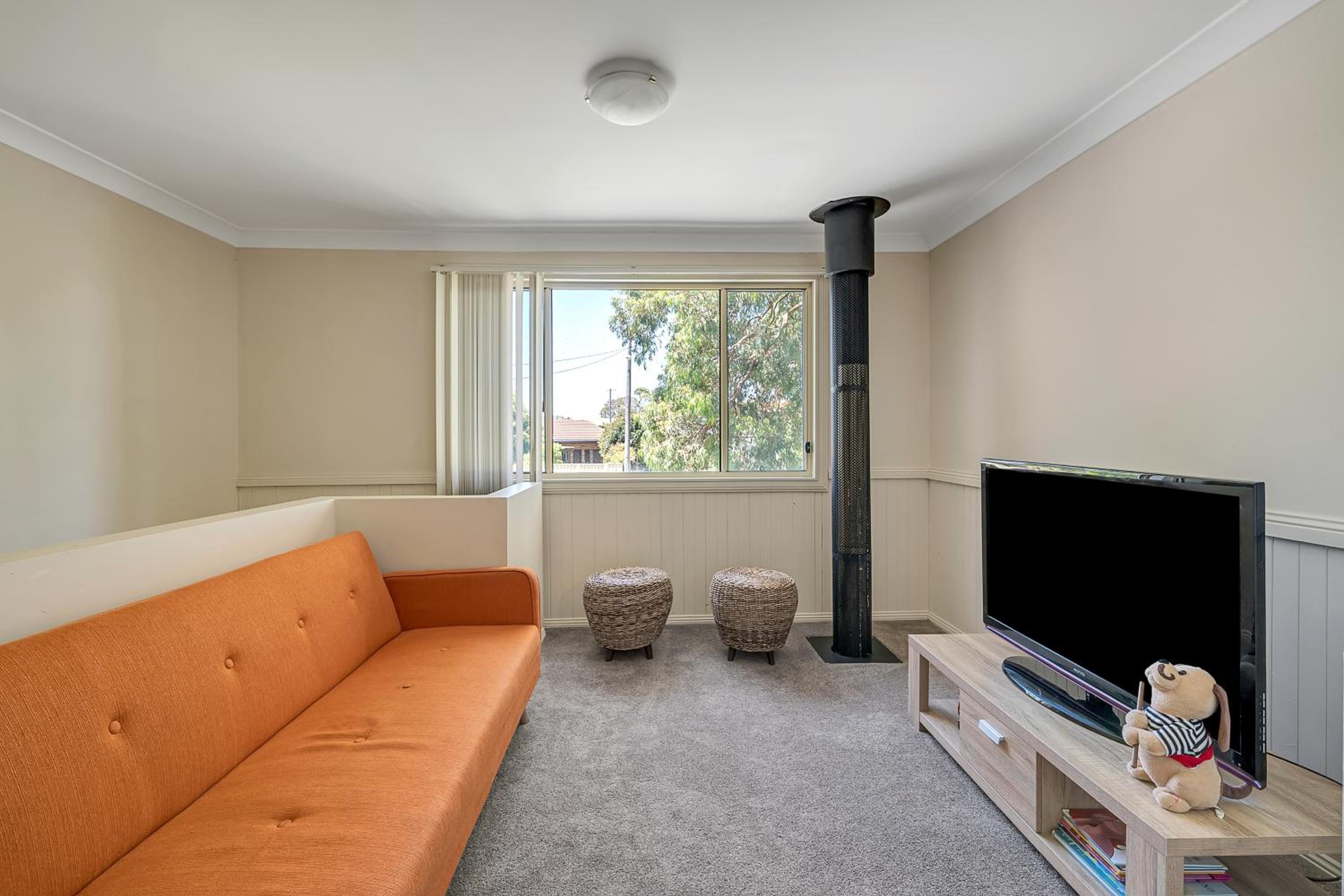 VIVID - Lake Macquarie Cosy House, heated pool, ev station, fireplace 1 hour from Sydney