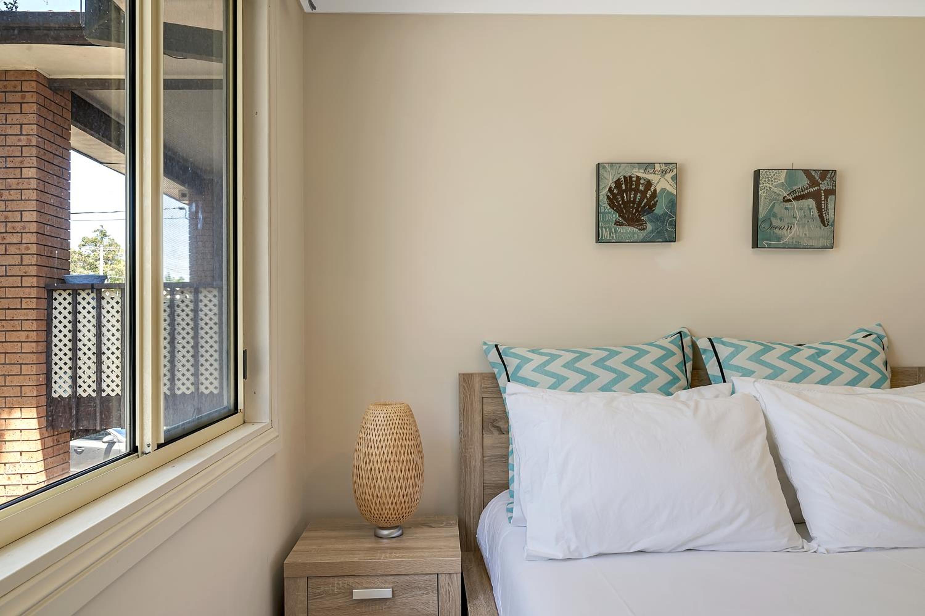 VIVID - Lake Macquarie Cosy House, heated pool, ev station, fireplace 1 hour from Sydney