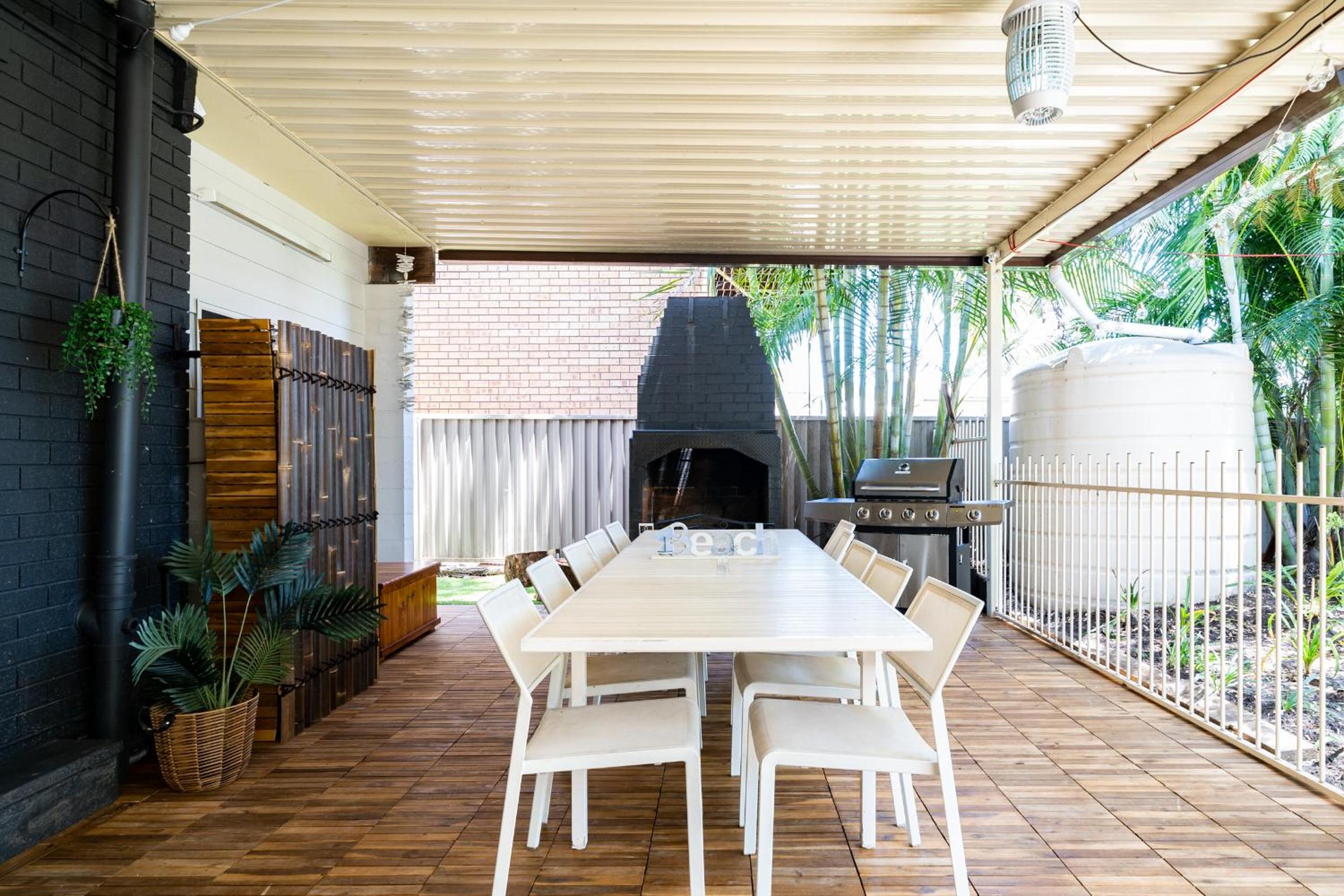 VIVID - Lake Macquarie Cosy House, heated pool, ev station, fireplace 1 hour from Sydney