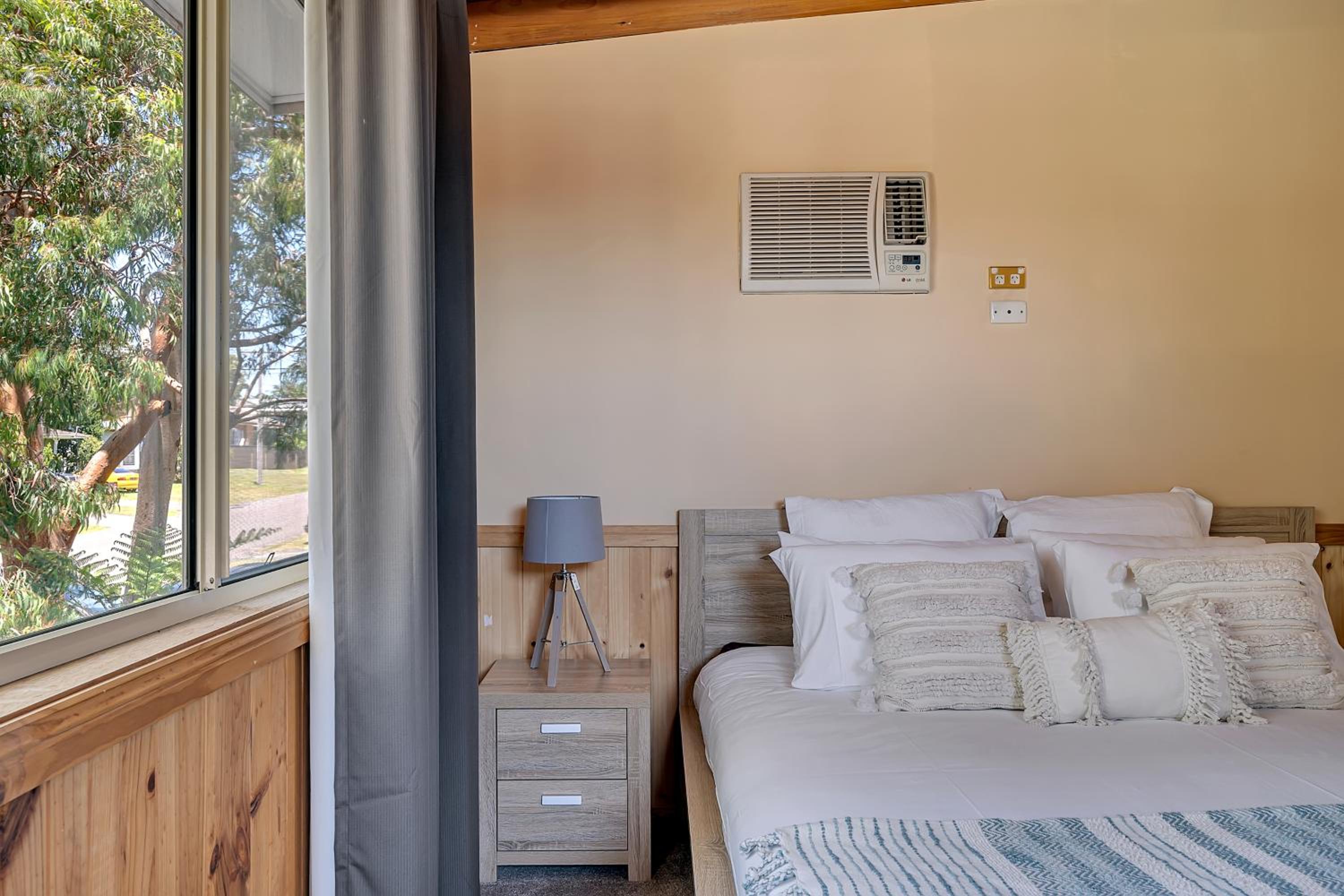 VIVID - Lake Macquarie Cosy House, heated pool, ev station, fireplace 1 hour from Sydney
